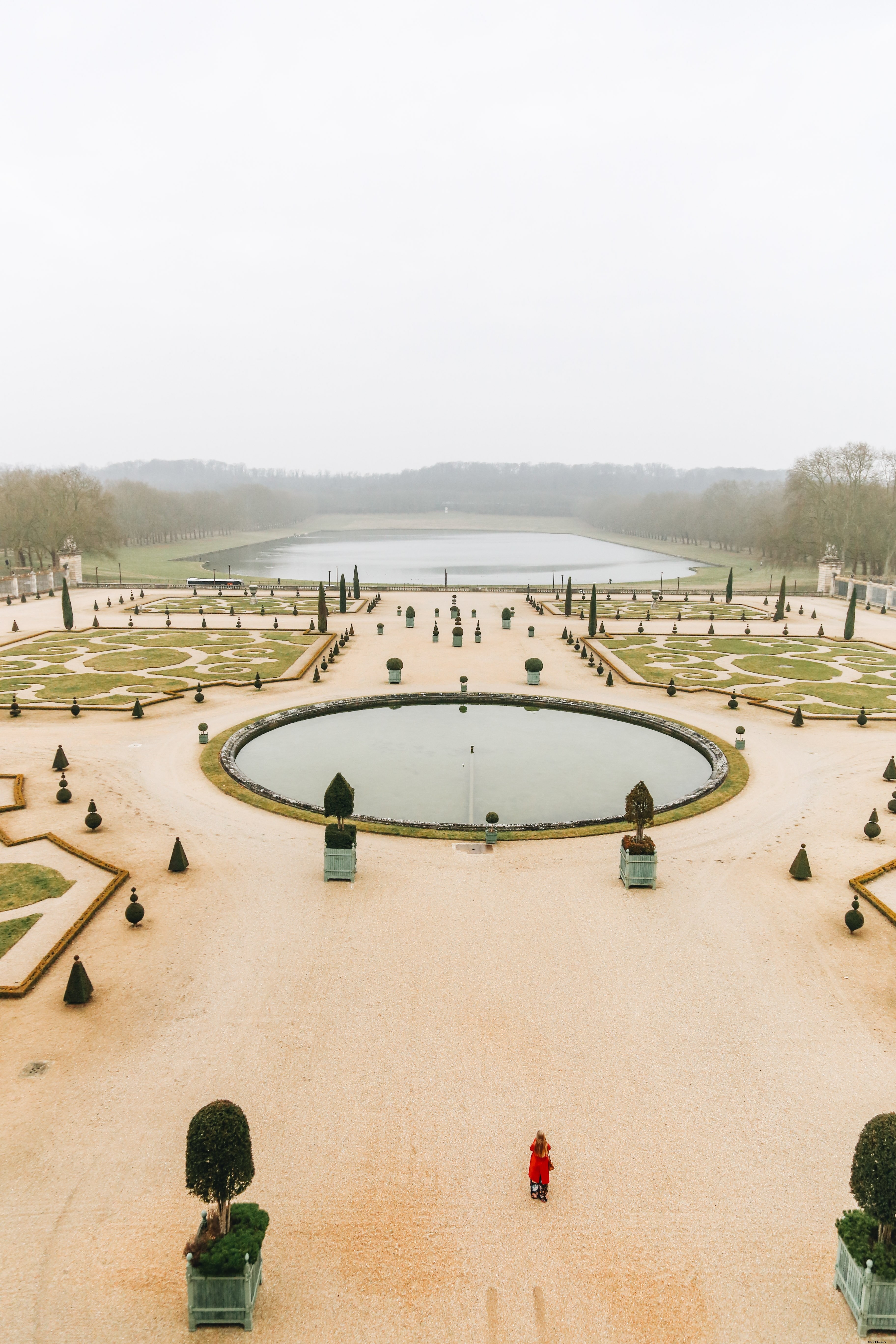 Photo d une femme dans les jardins de Versailles