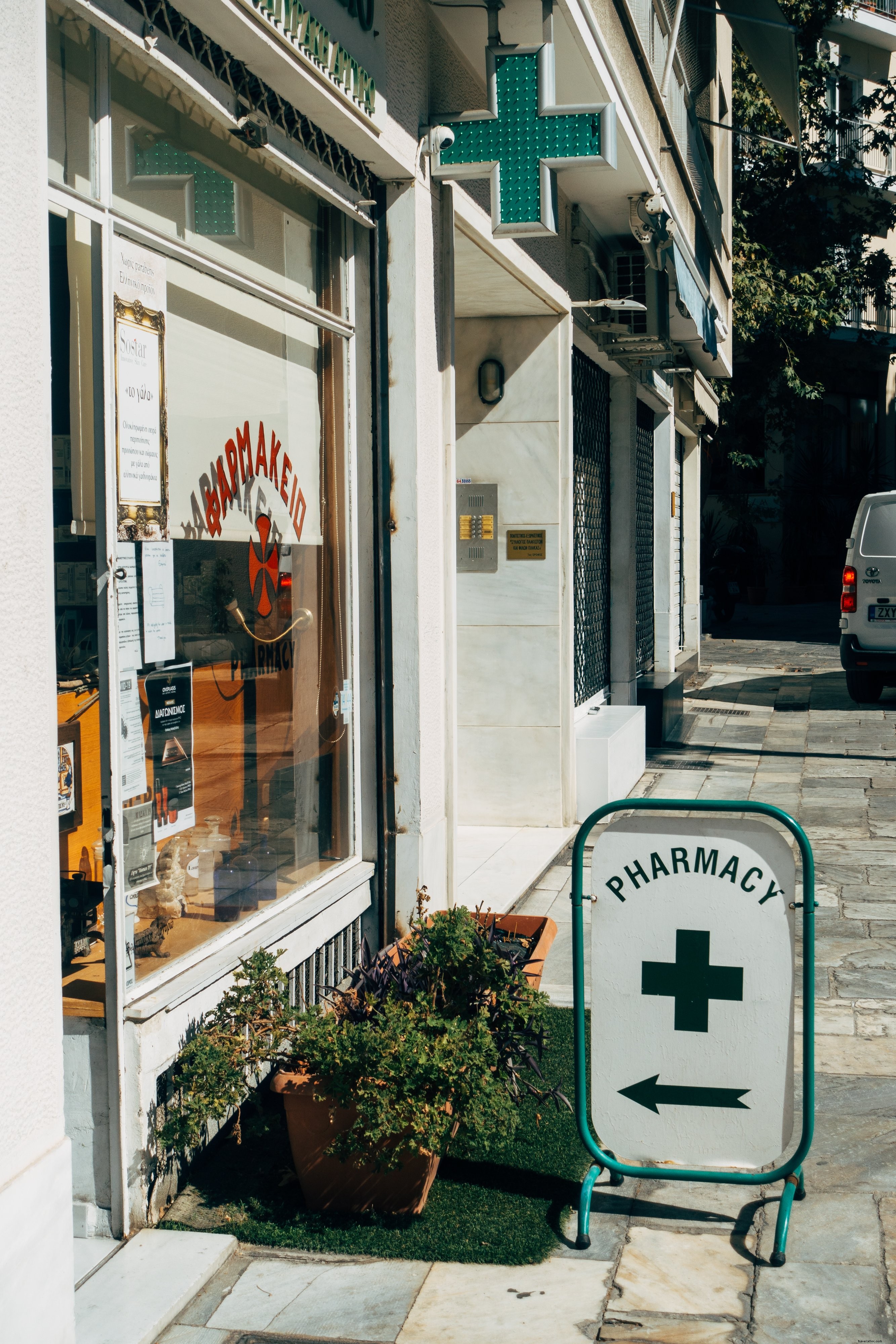 Façade d une pharmacie vue depuis la rue