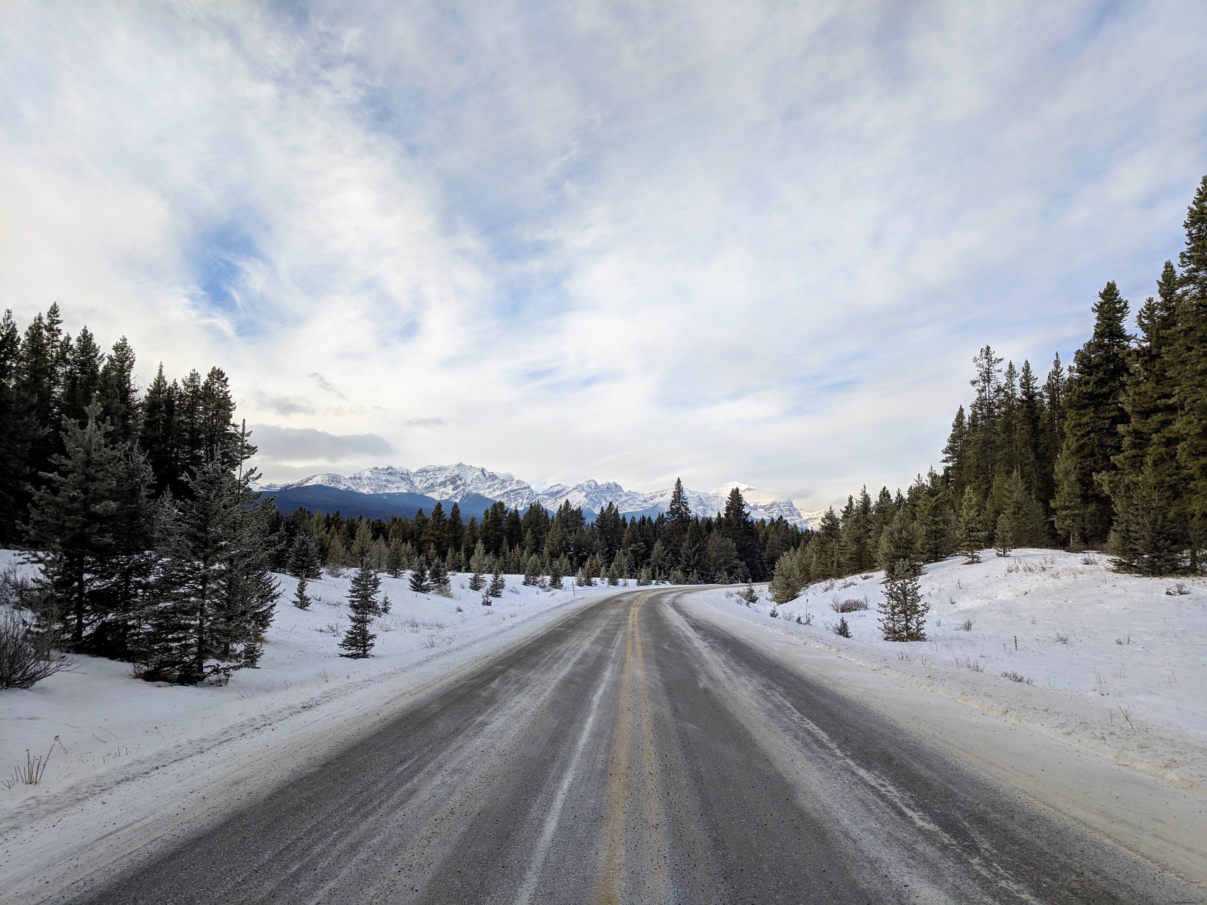 Photo d une route vide en plein hiver
