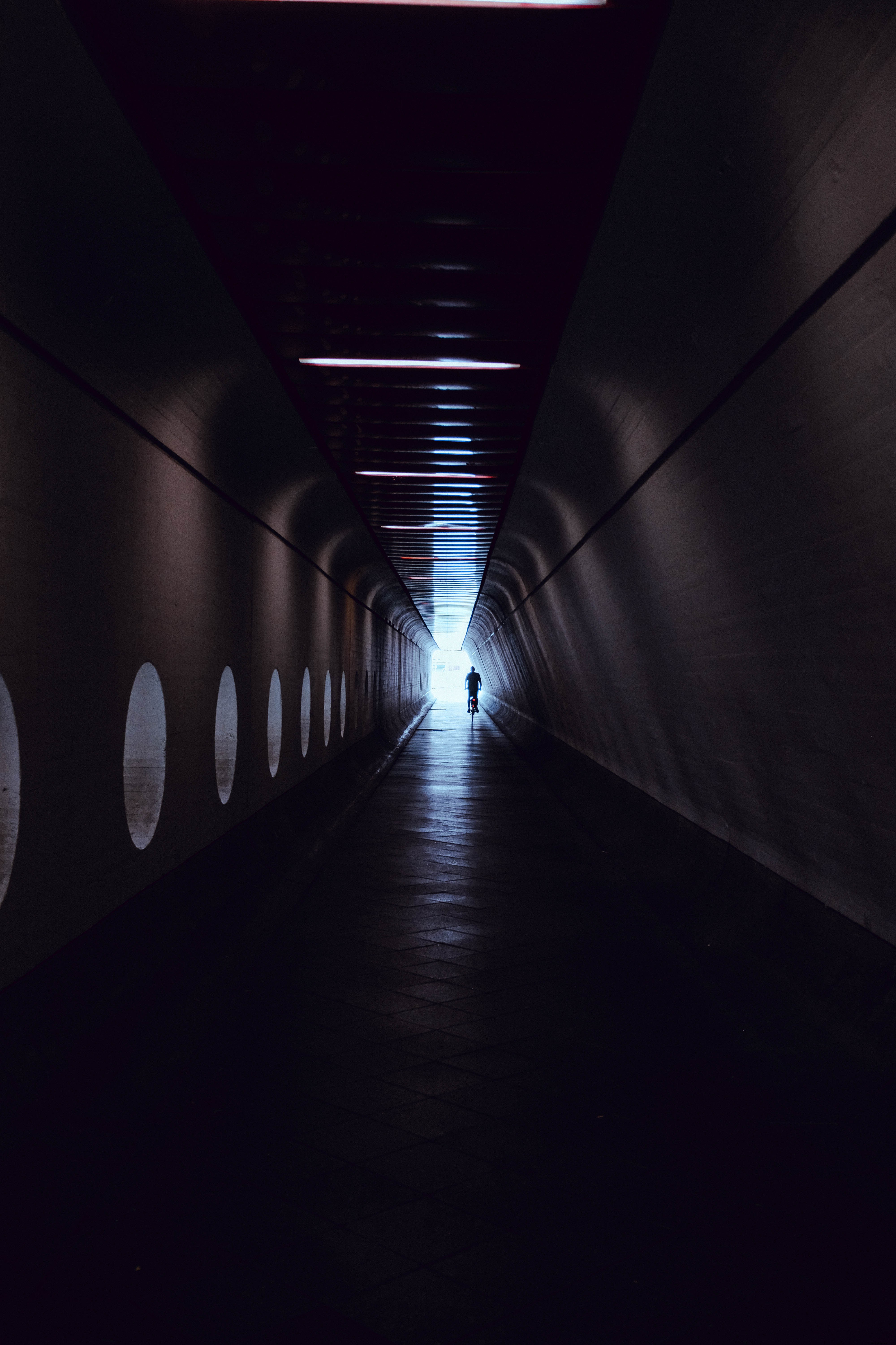 Photo d’un homme à vélo dans un tunnel