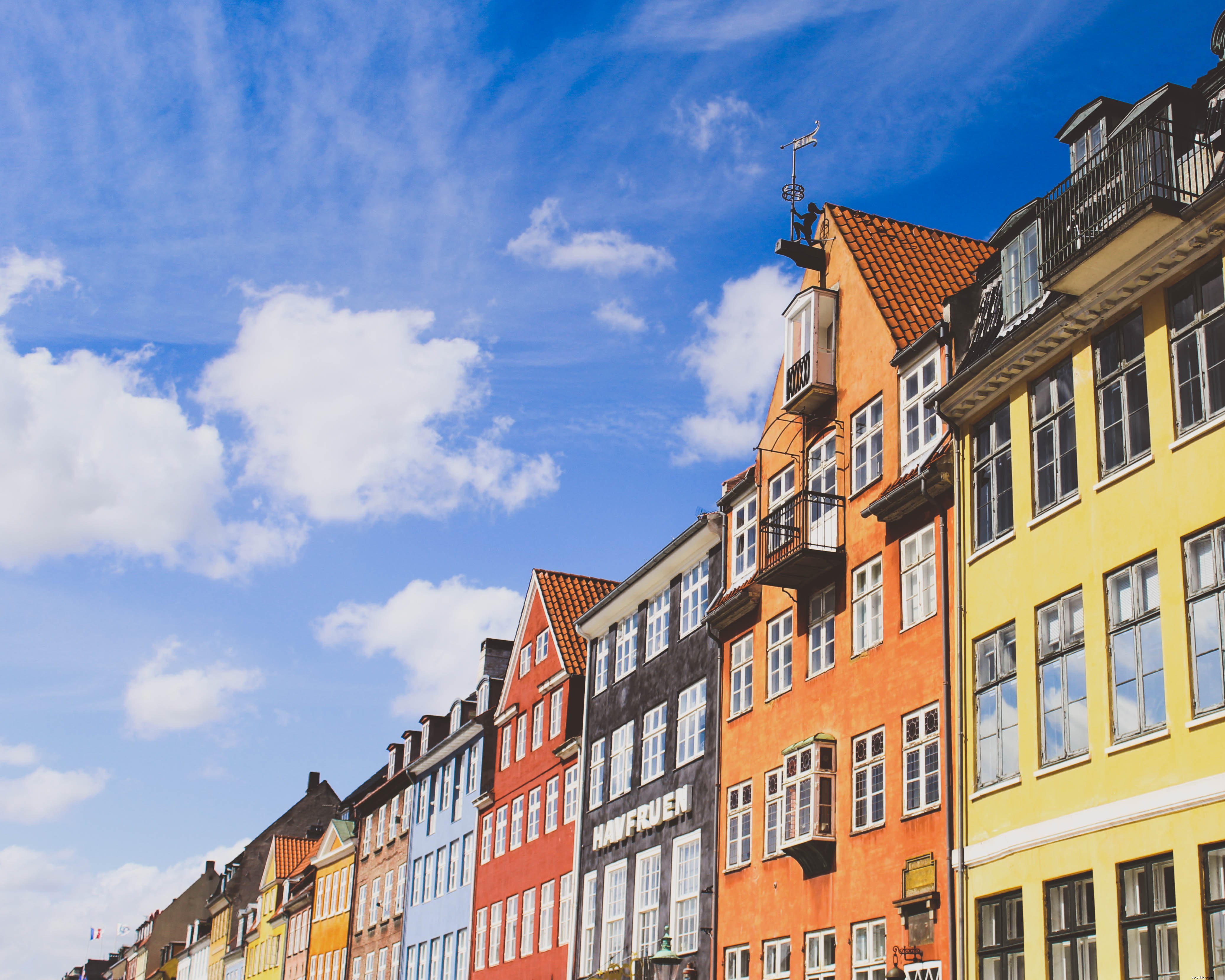 Bâtiments colorés alignés sous un ciel ensoleillé