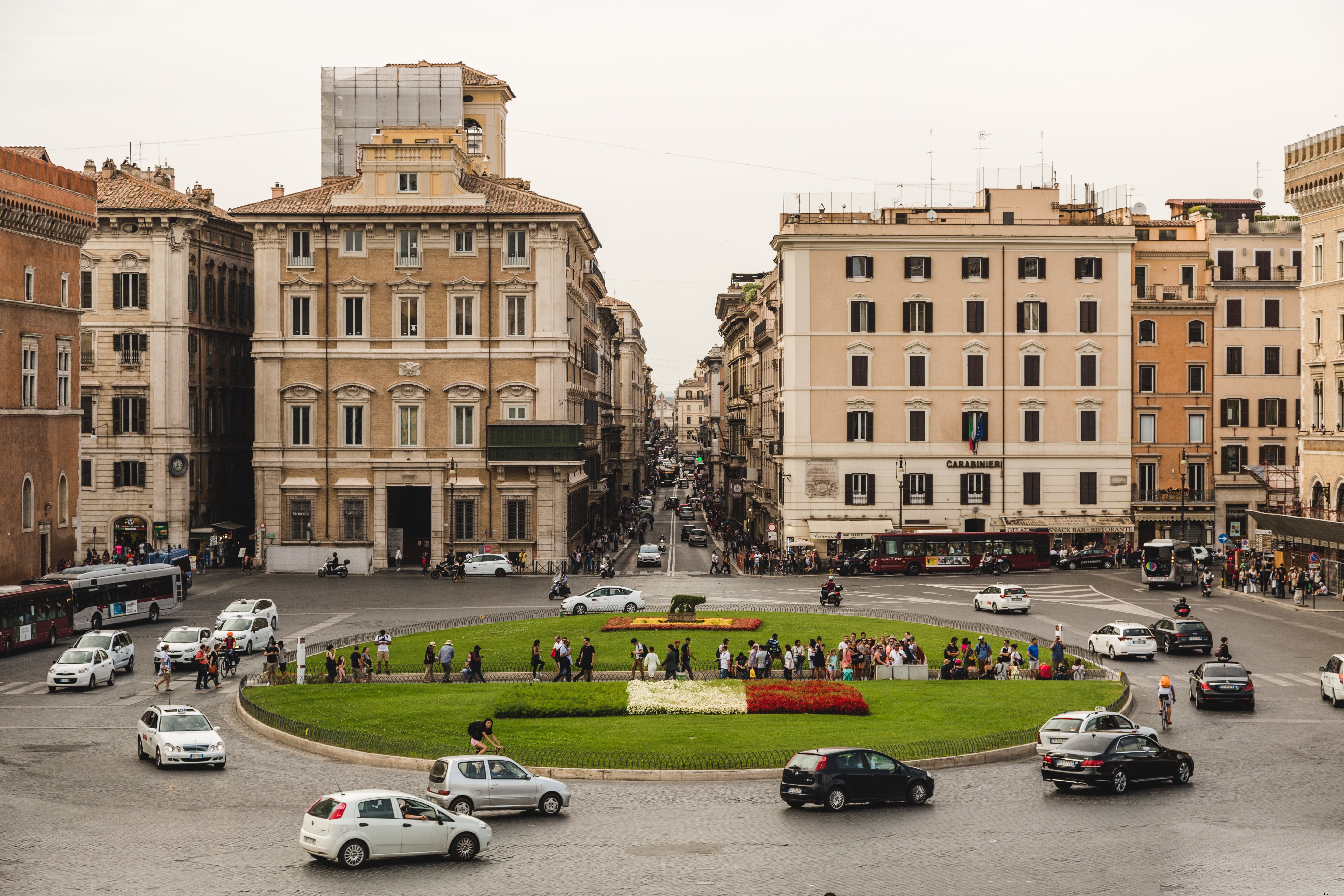 Photo du rond-point de la circulation à Rome, Italie
