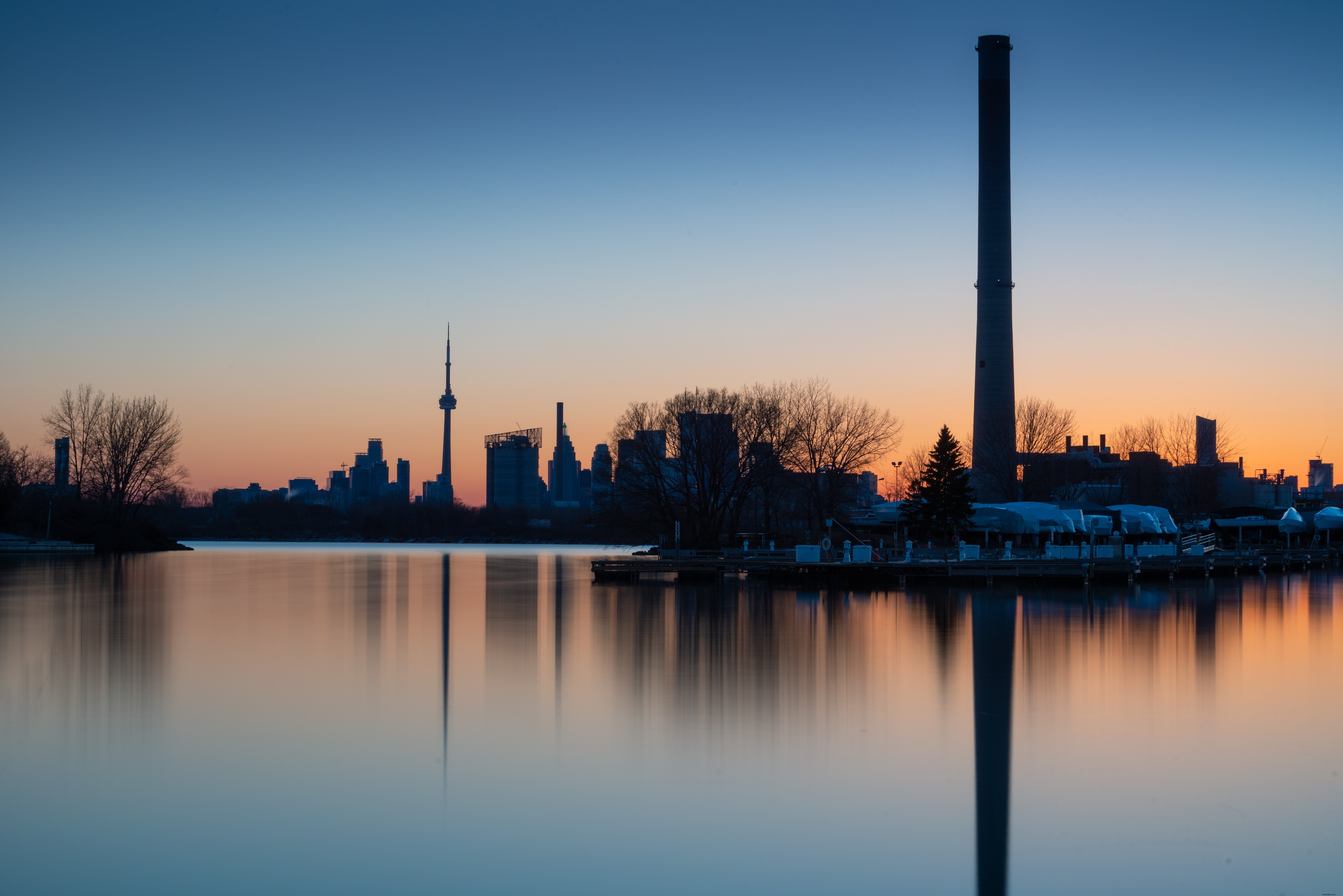 Couchers de soleil sur les toits de Toronto, reflet sur l eau