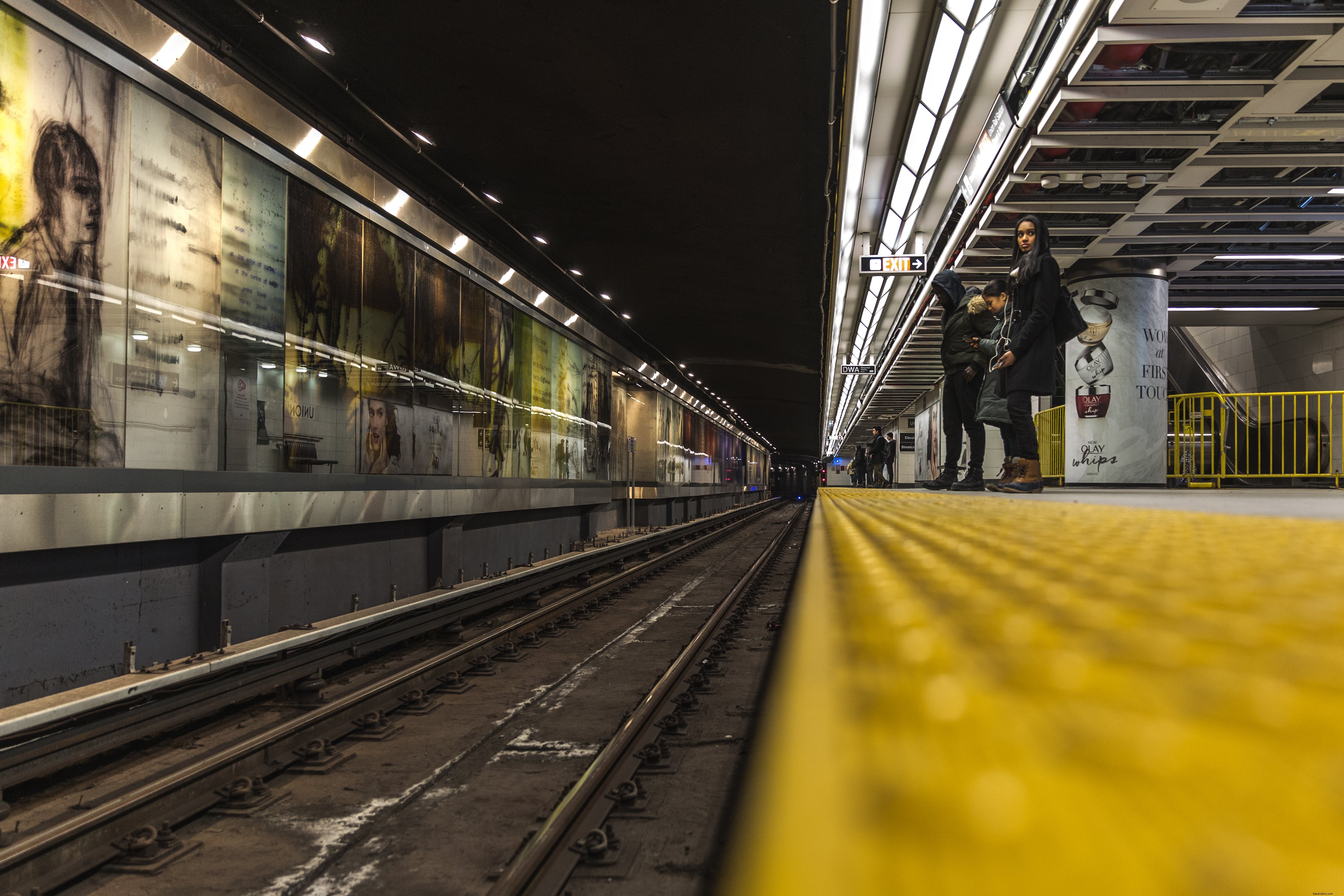 Photo du métro : arrêt, piste et vue