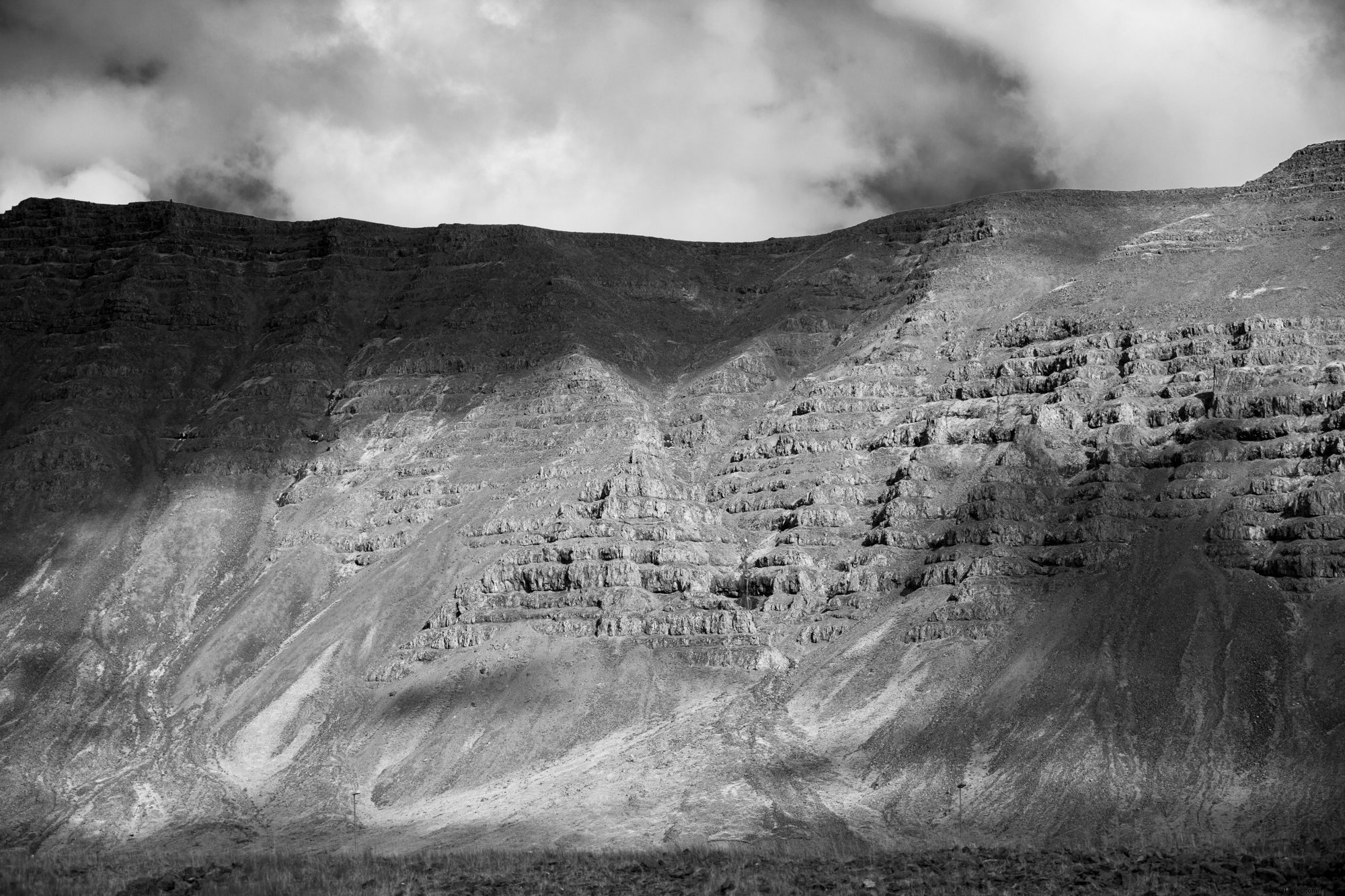 Vue latérale d’une montagne en couches