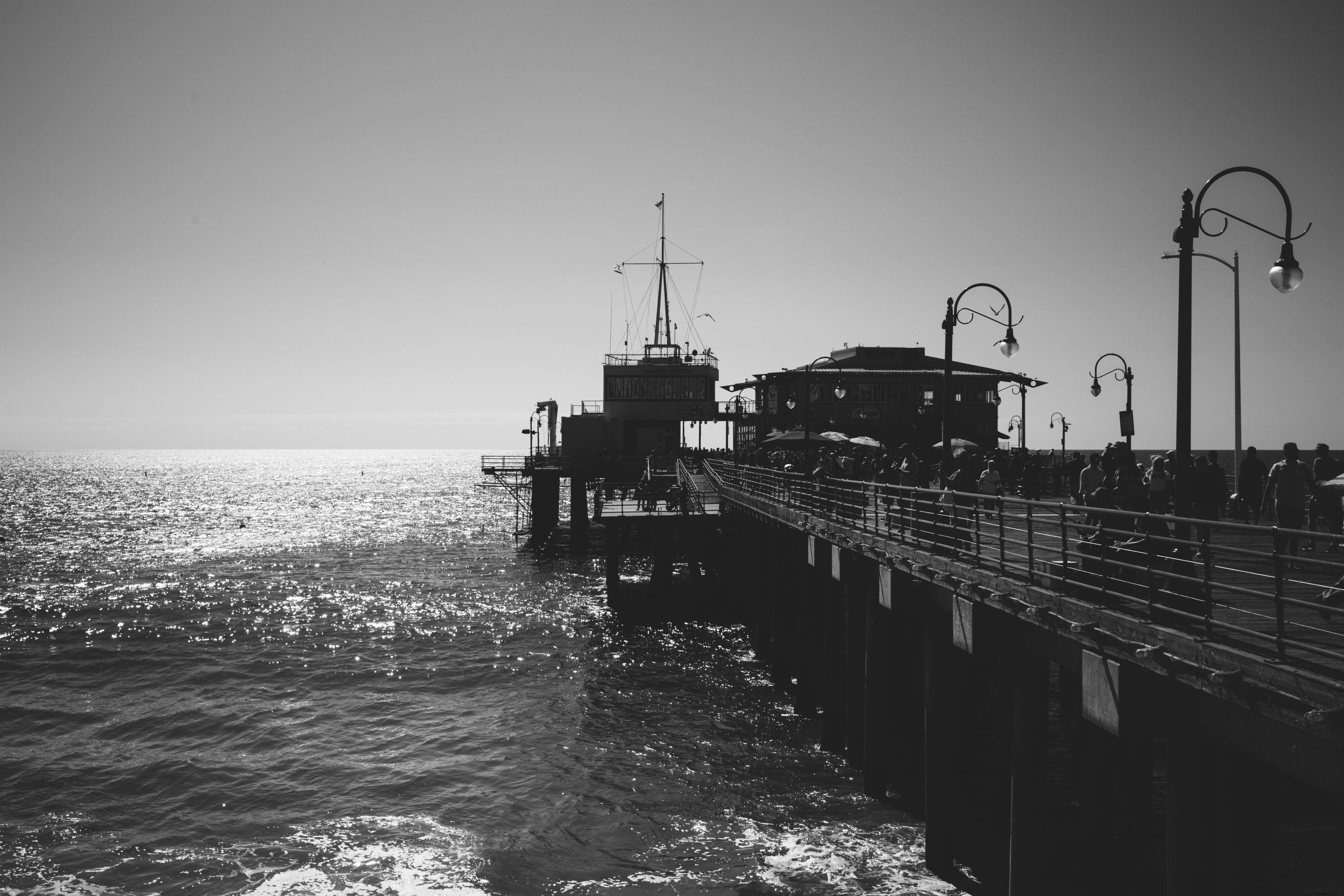 Jetée solitaire en noir et blanc surplombant l eau