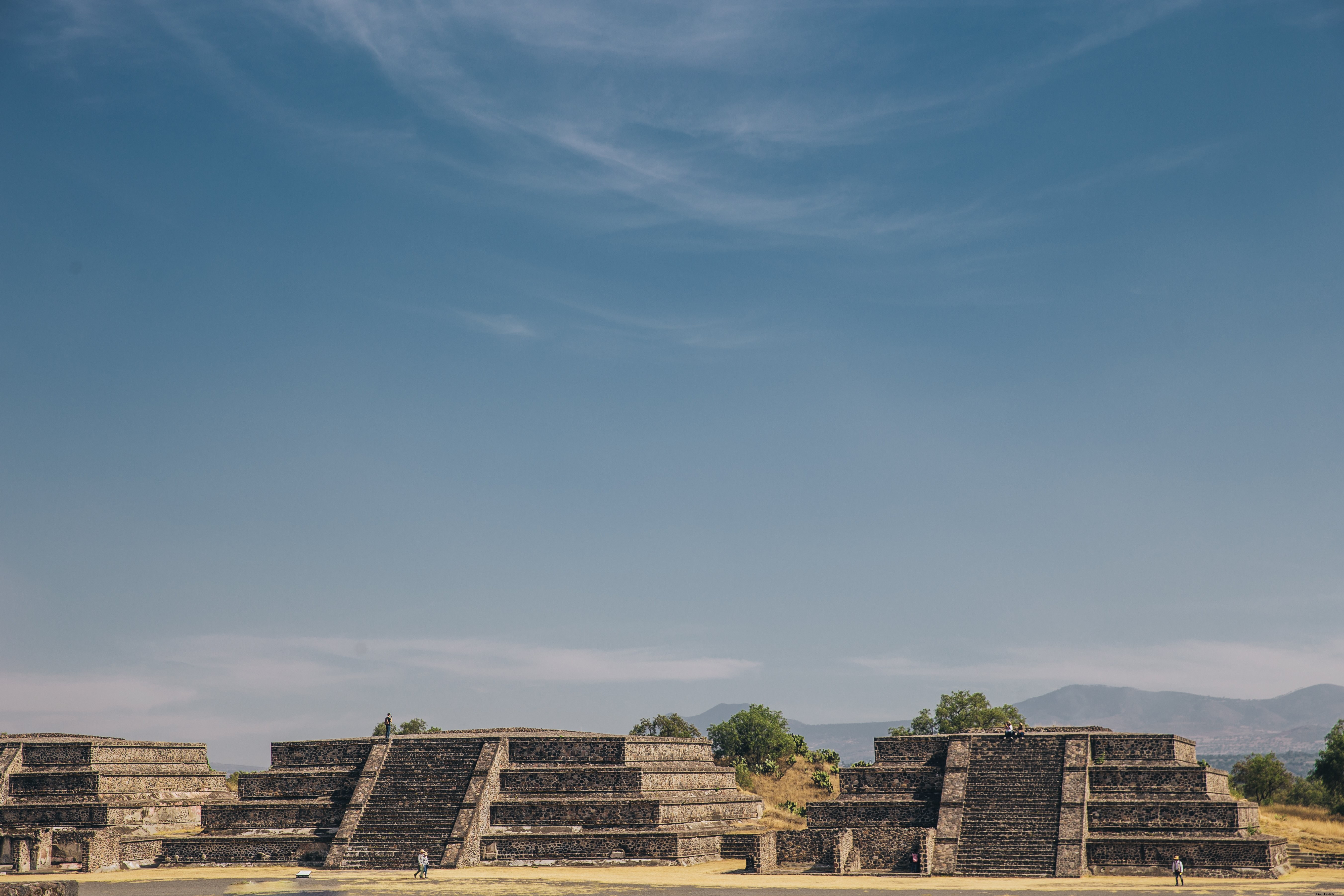 Photos des temples de Teotihuacan sous le ciel bleu