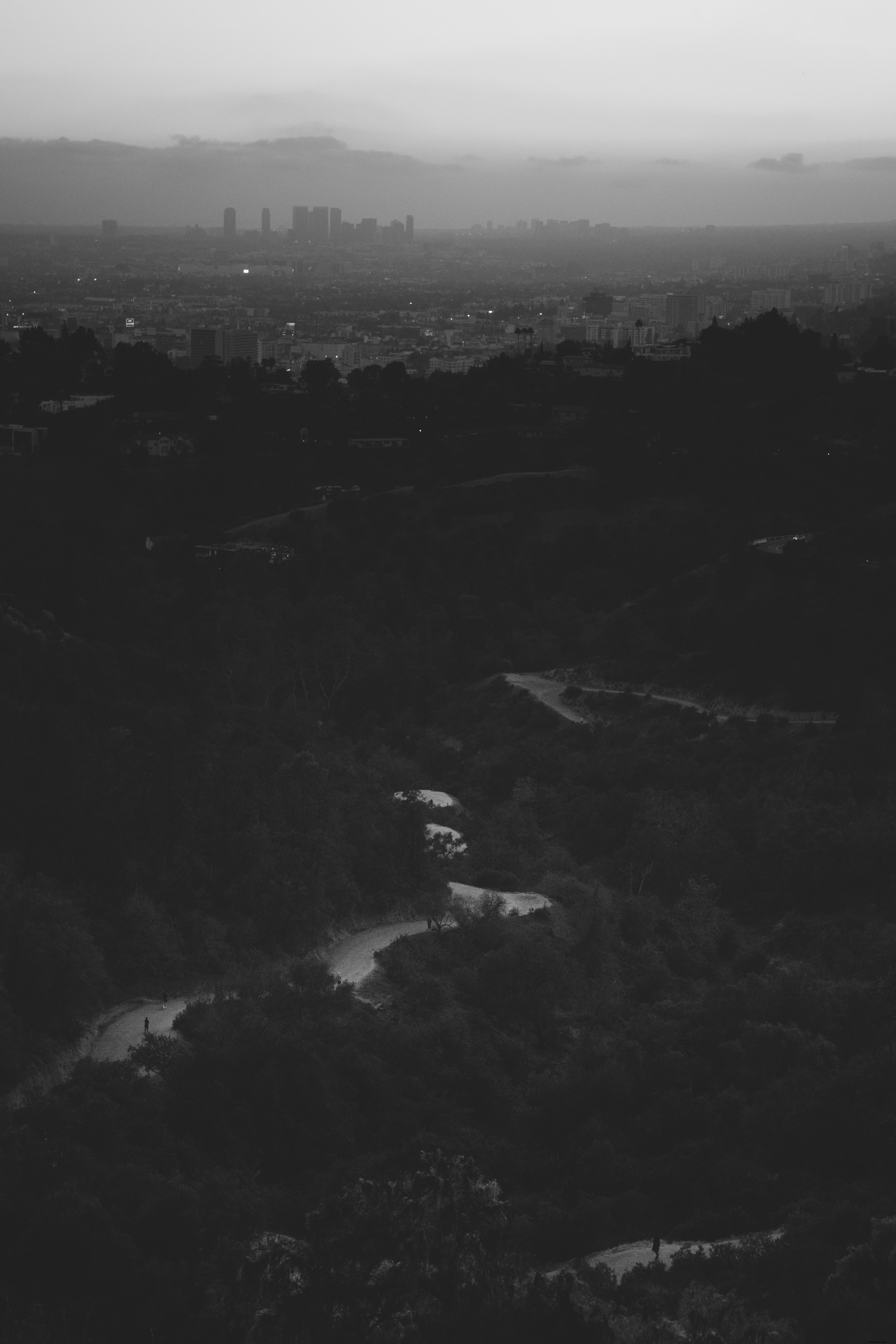 Photo en noir et blanc d un paysage avec la ville à l horizon