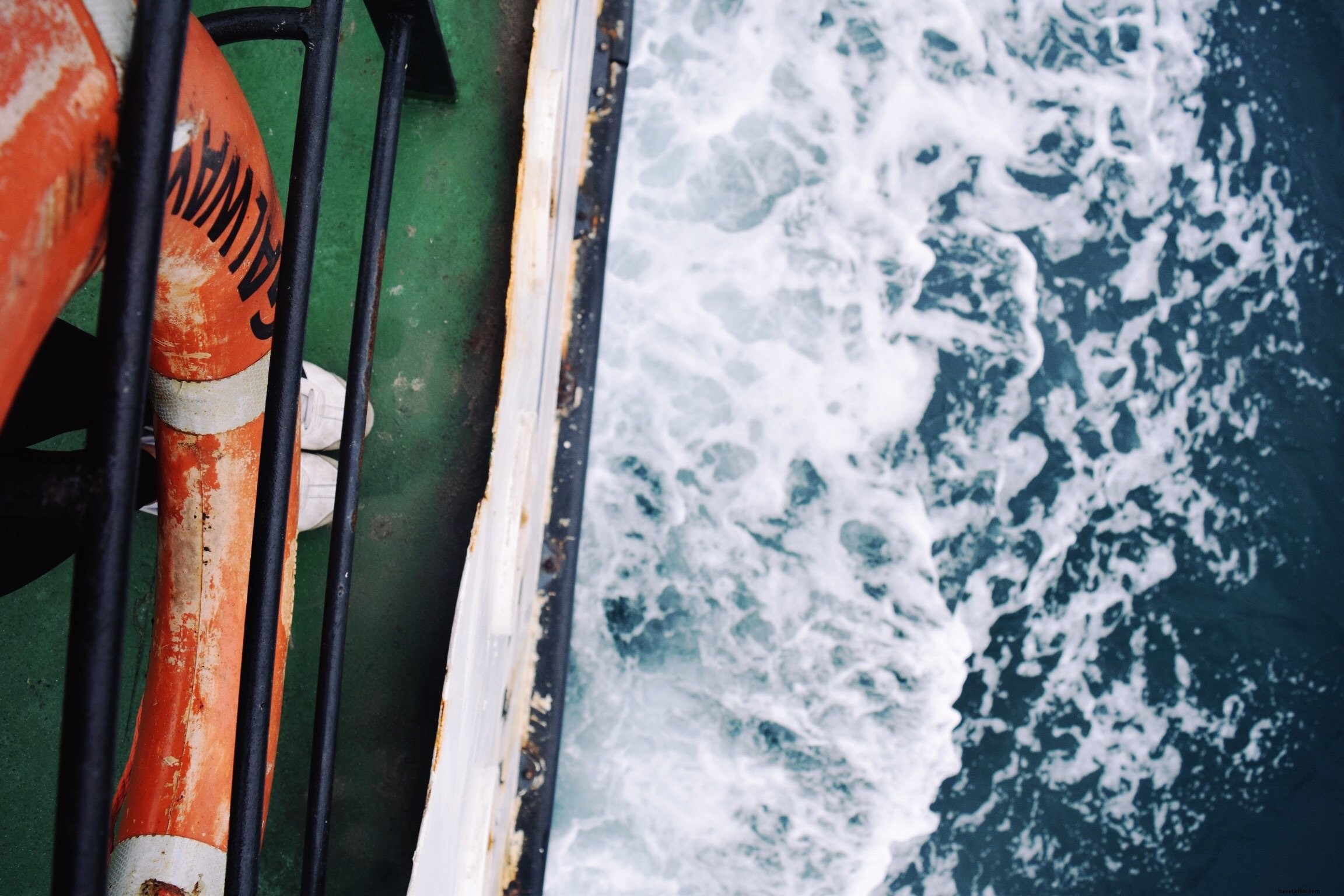 Vue plongeante du bateau en pleine mer – Photo
