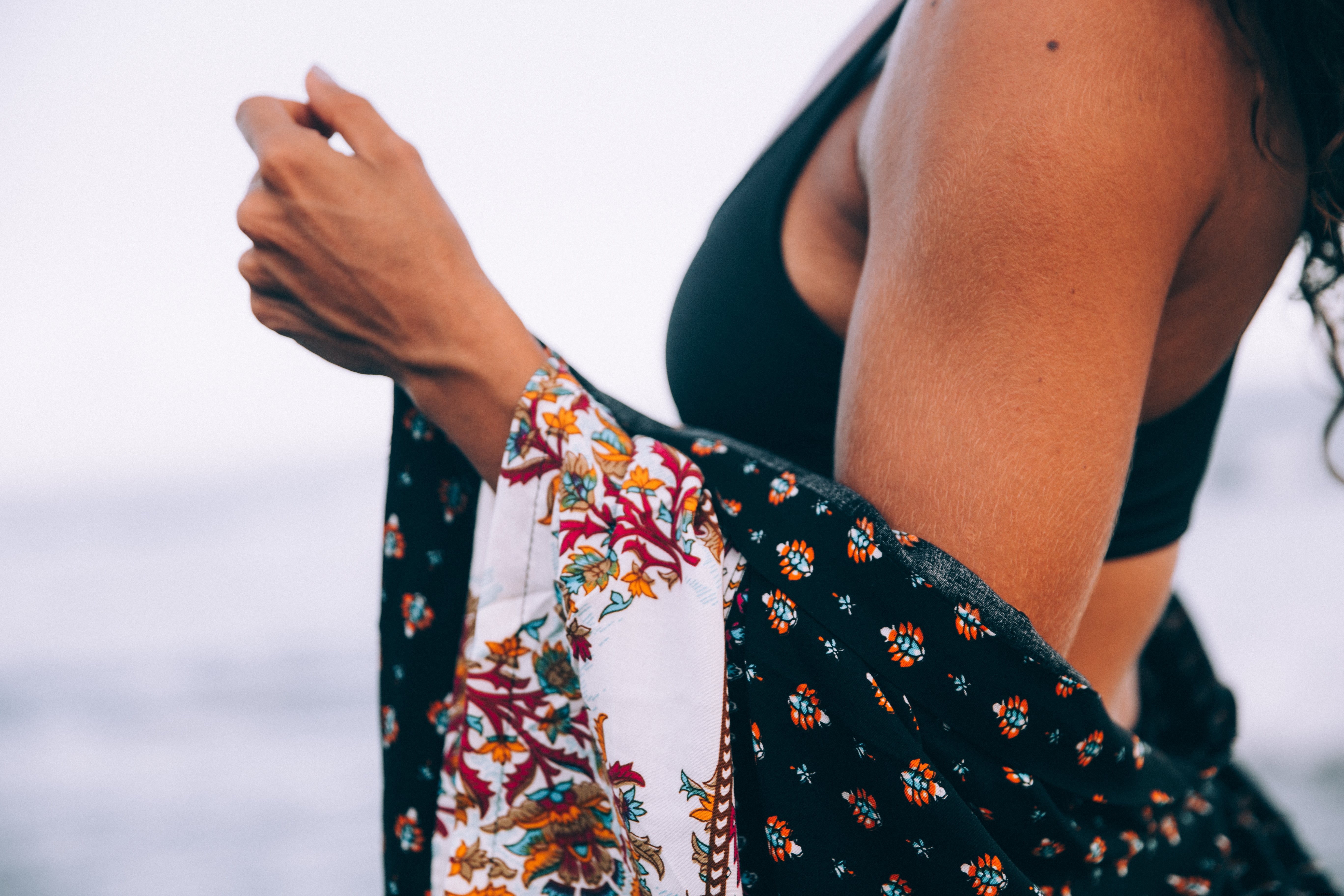 Femme à la plage, drapée d un châle à motifs sur les épaules