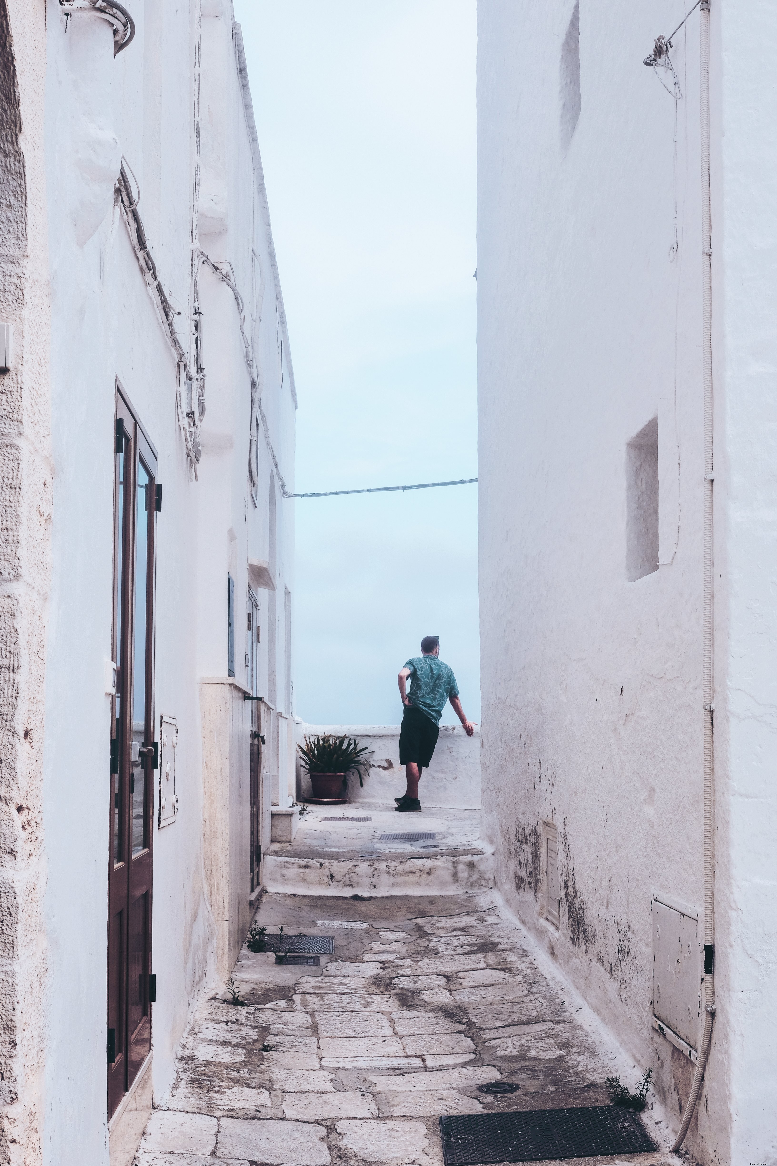 Ruelle blanche avec une silhouette au bout – vue photographique