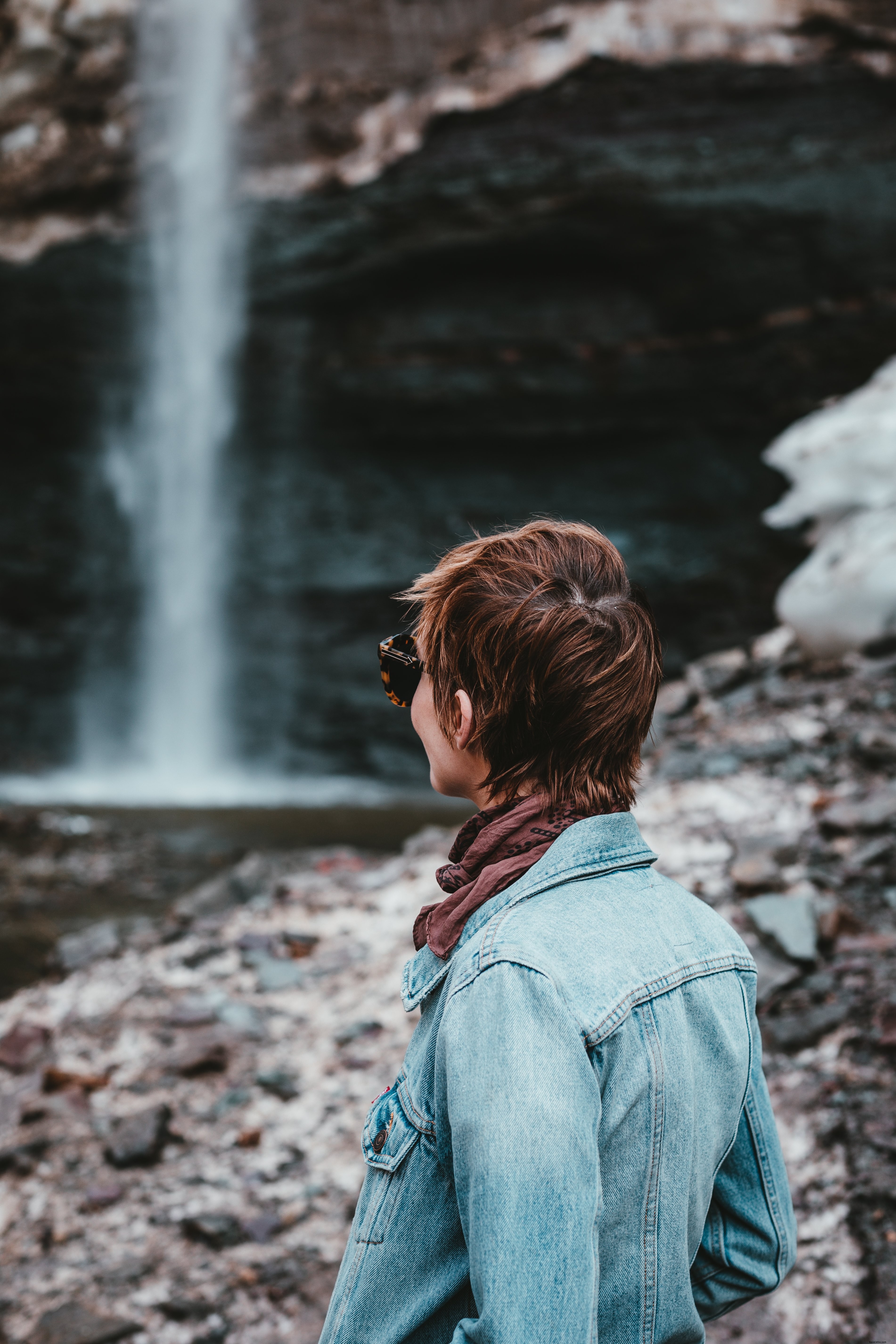 Jeune femme contemplant un paysage à travers une photographie
