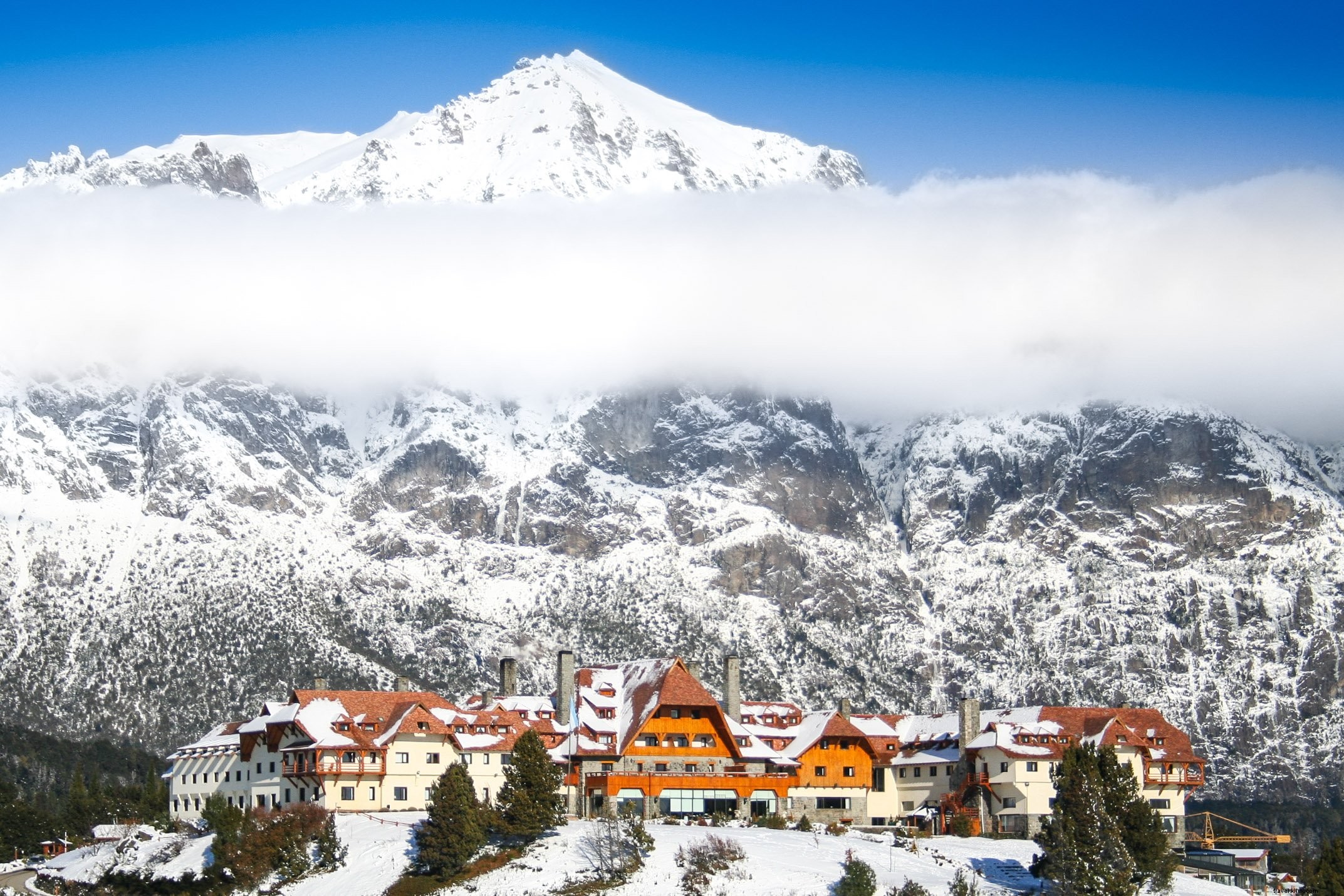 Une épaisse brume enveloppe une grande station de ski sur une photo de montagne