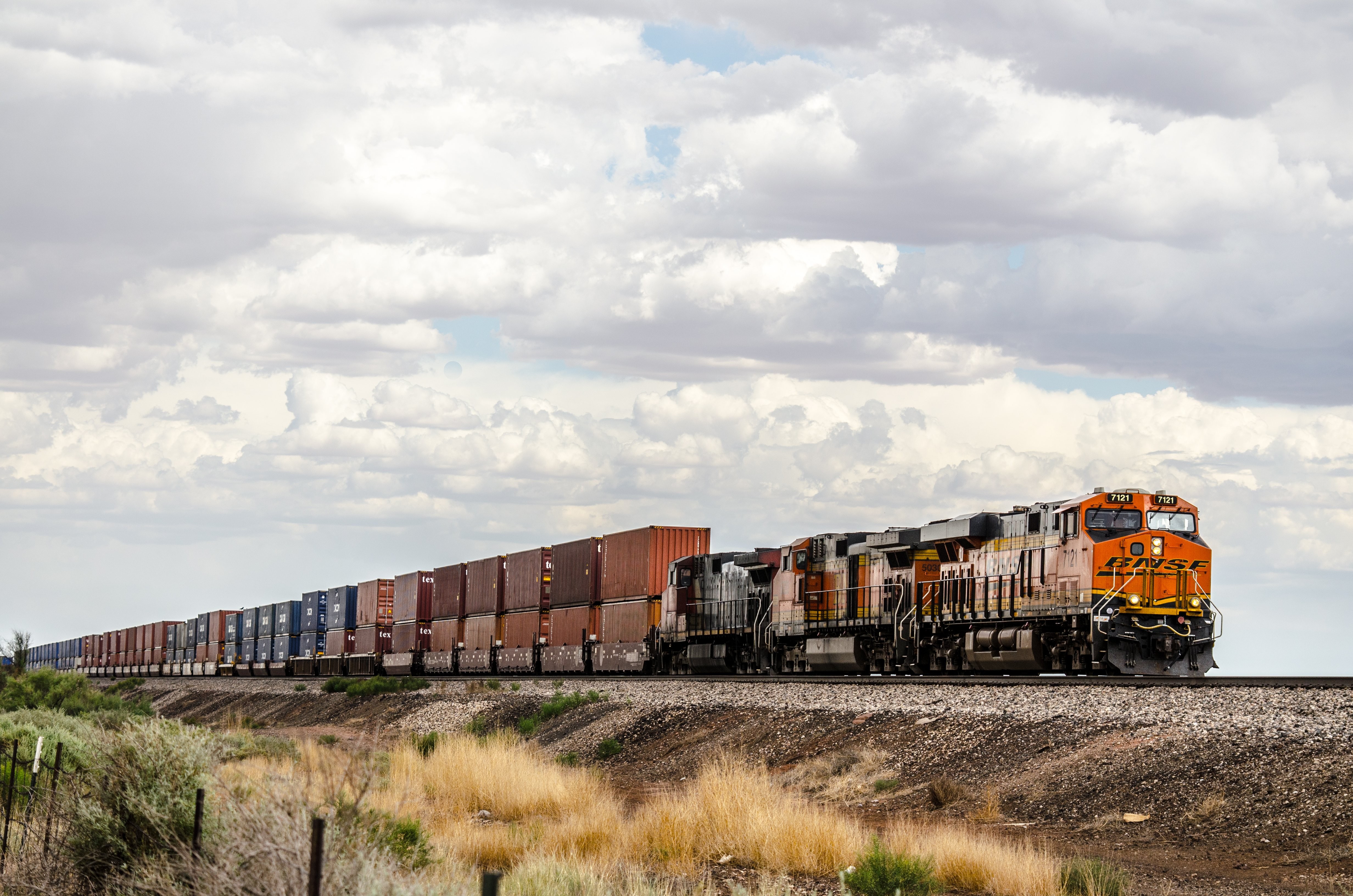 Un train de marchandises transporte des conteneurs à travers les plaines