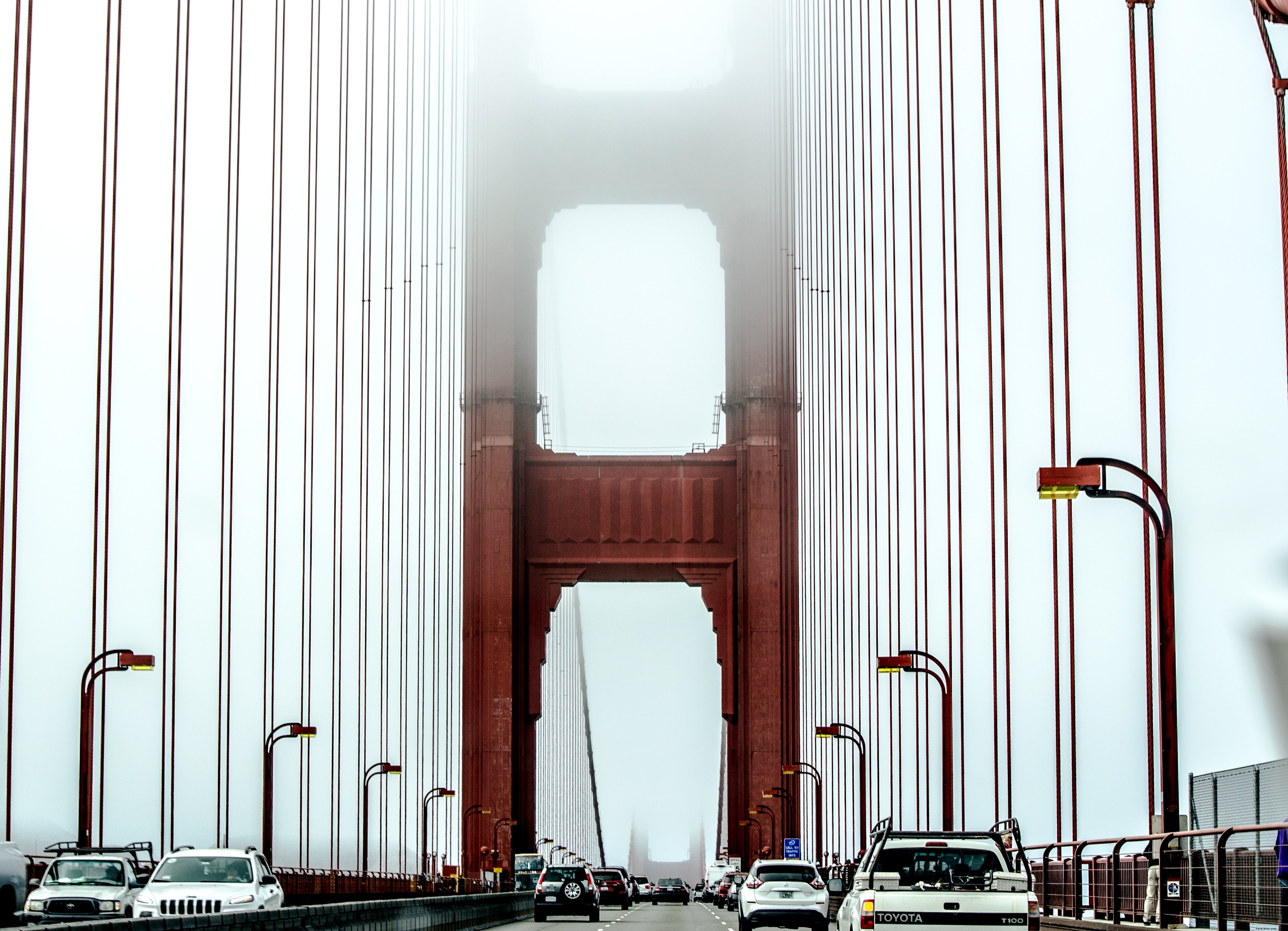 Trafic sur un pont suspendu enveloppé de brume