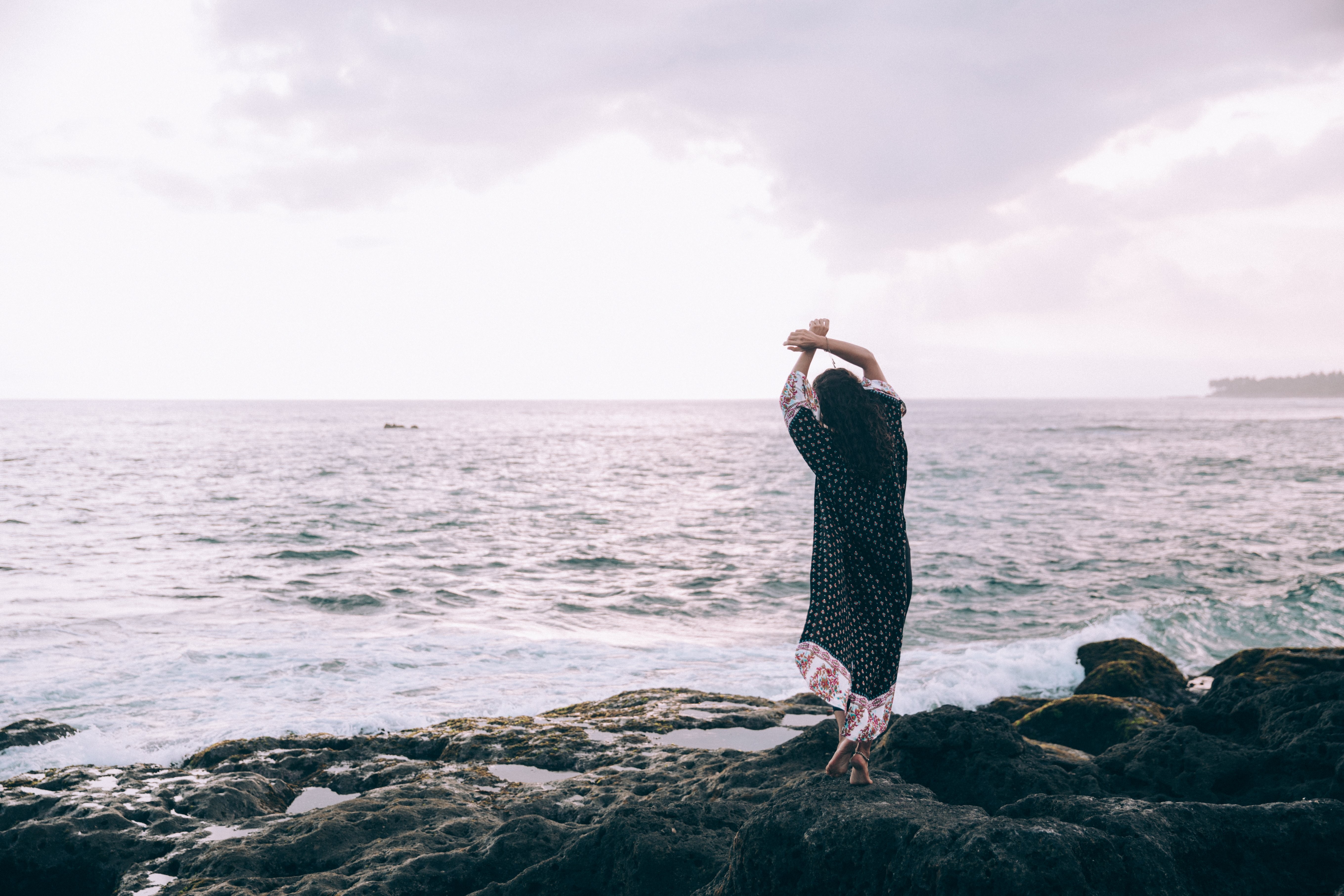 Femme en robe de plage posant sur la plage