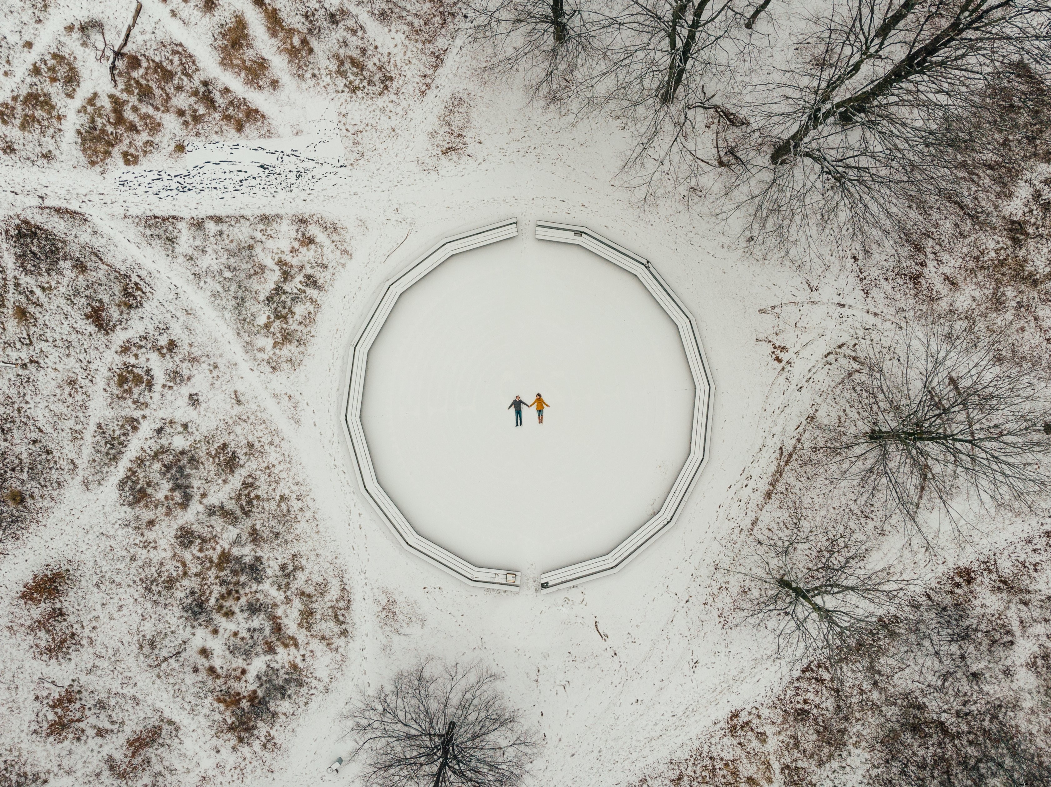 Vue aérienne de deux anges de neige parmi les arbres