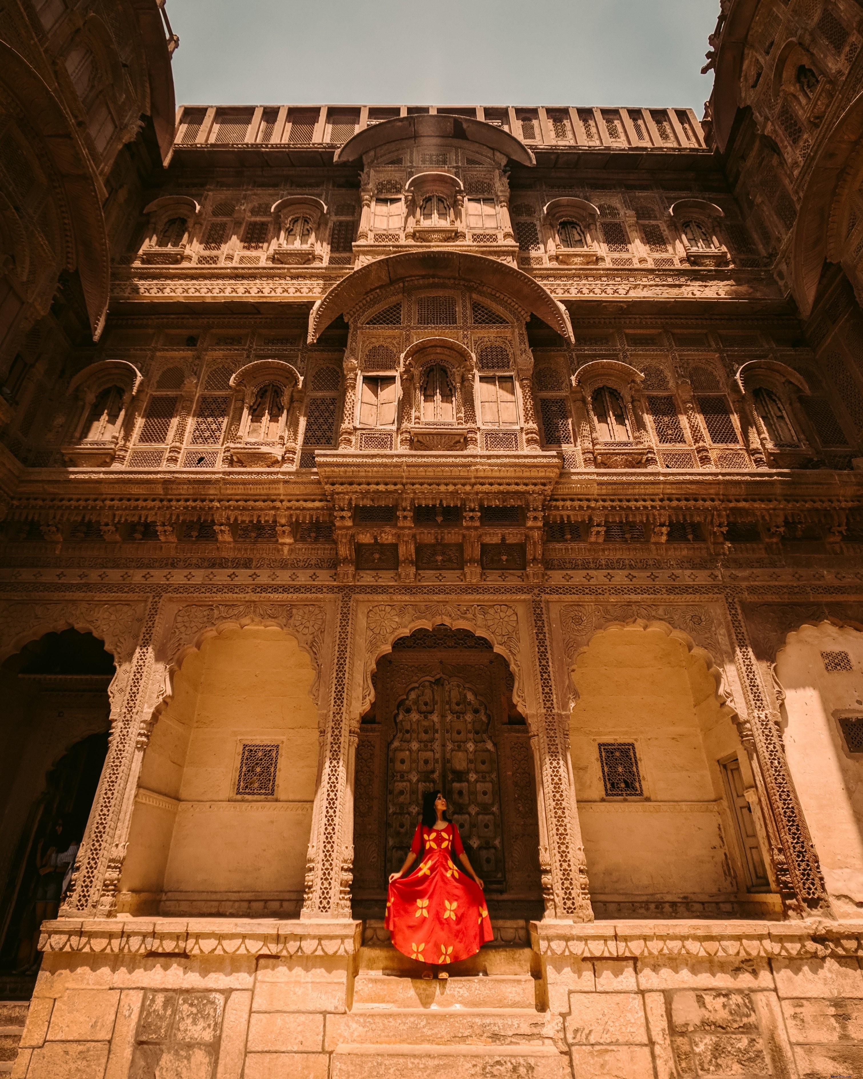 Femme en rouge posant devant le temple