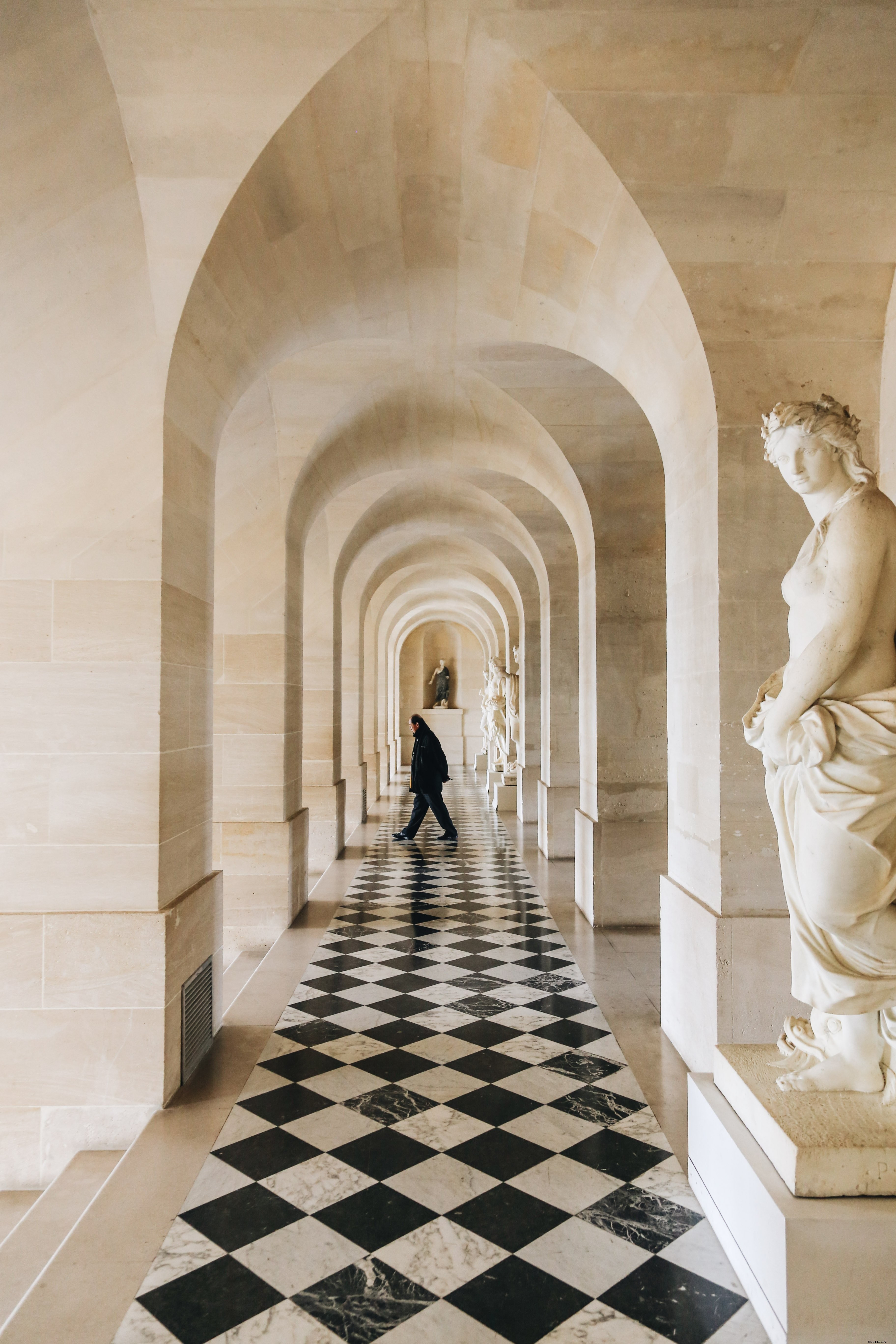 Un homme traverse un couloir photographié