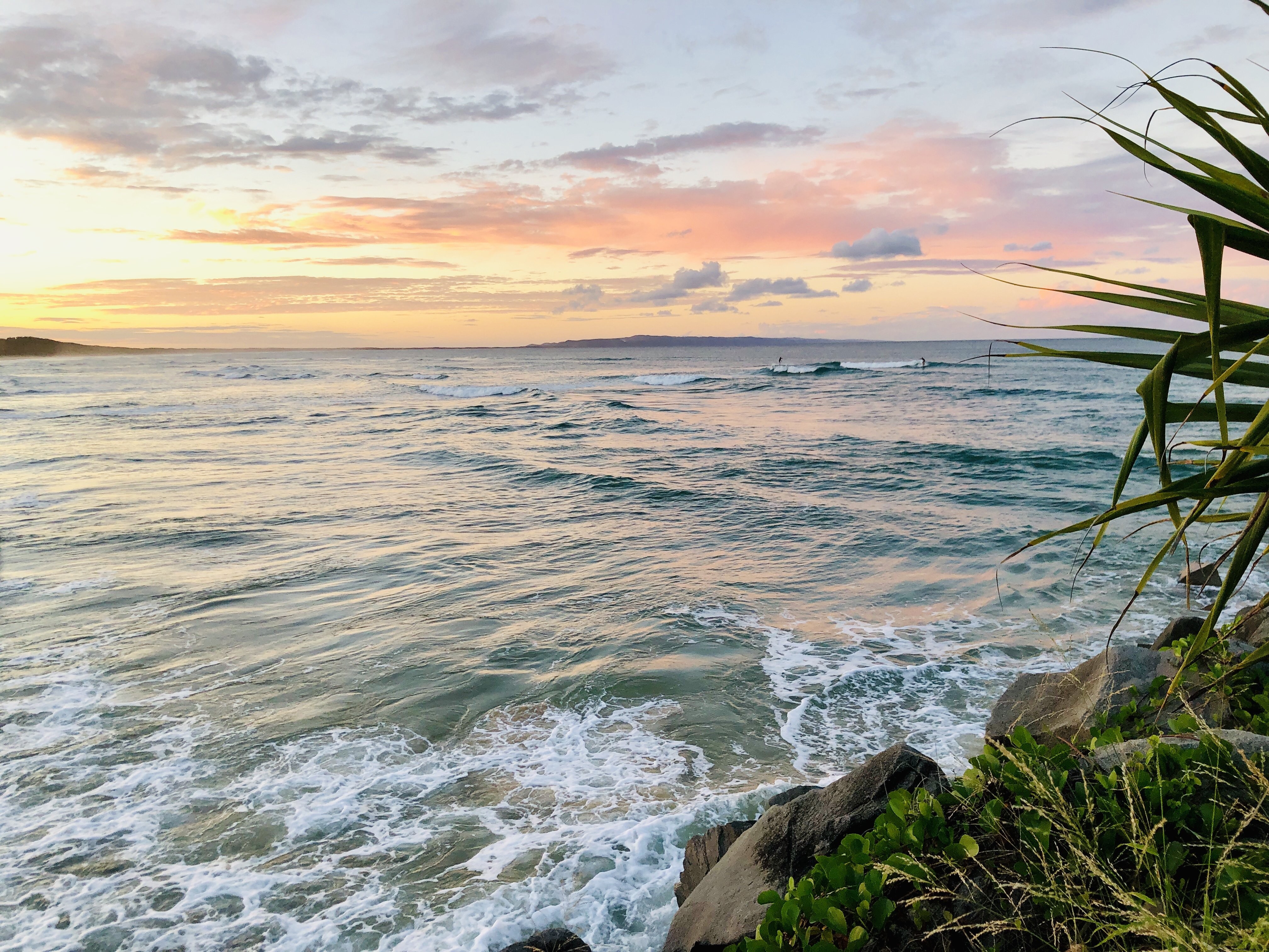 Ciel rose au crépuscule sur les vagues bleues de la côte