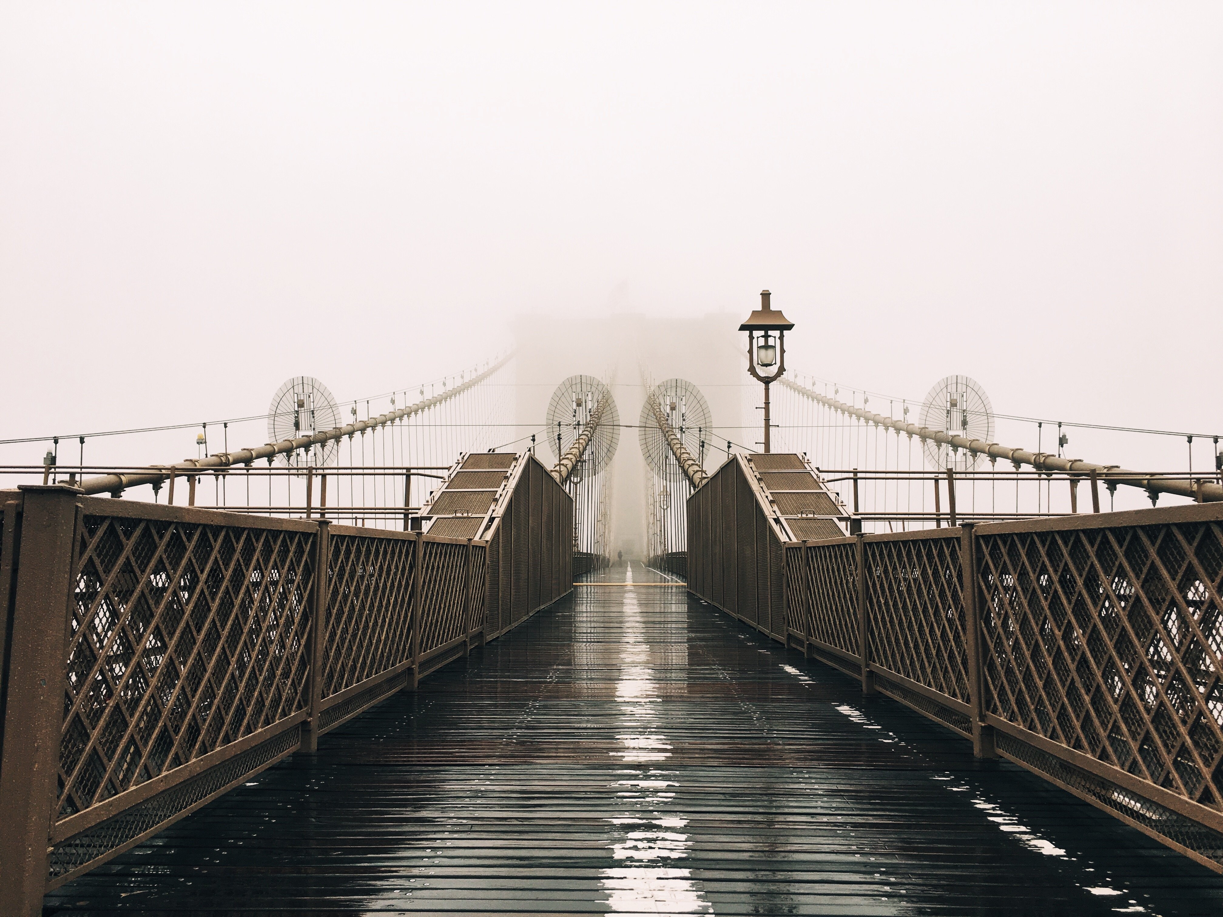 Photo d un pont mouillé enveloppé de brouillard
