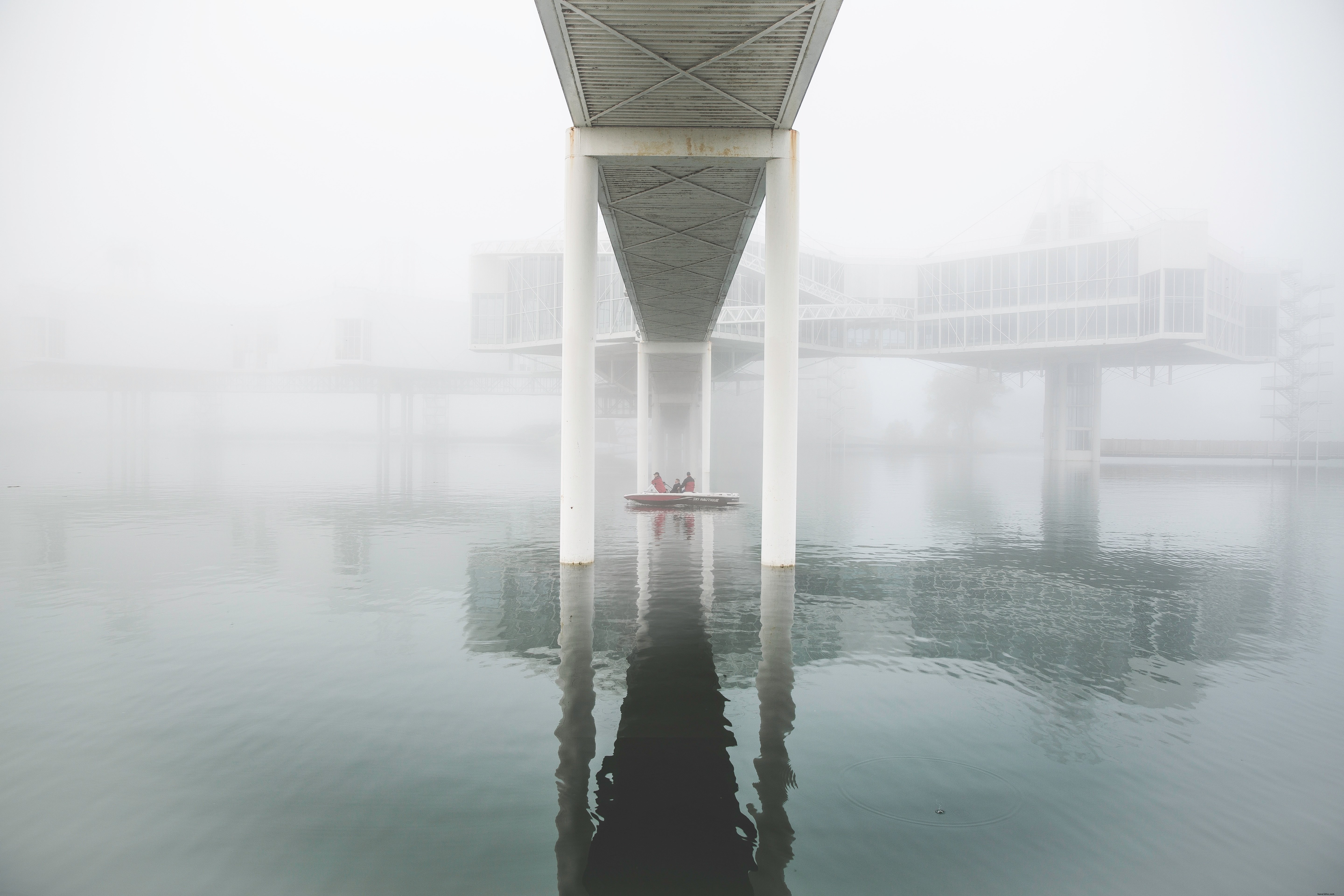Photo d un bateau sous le pont embrumé