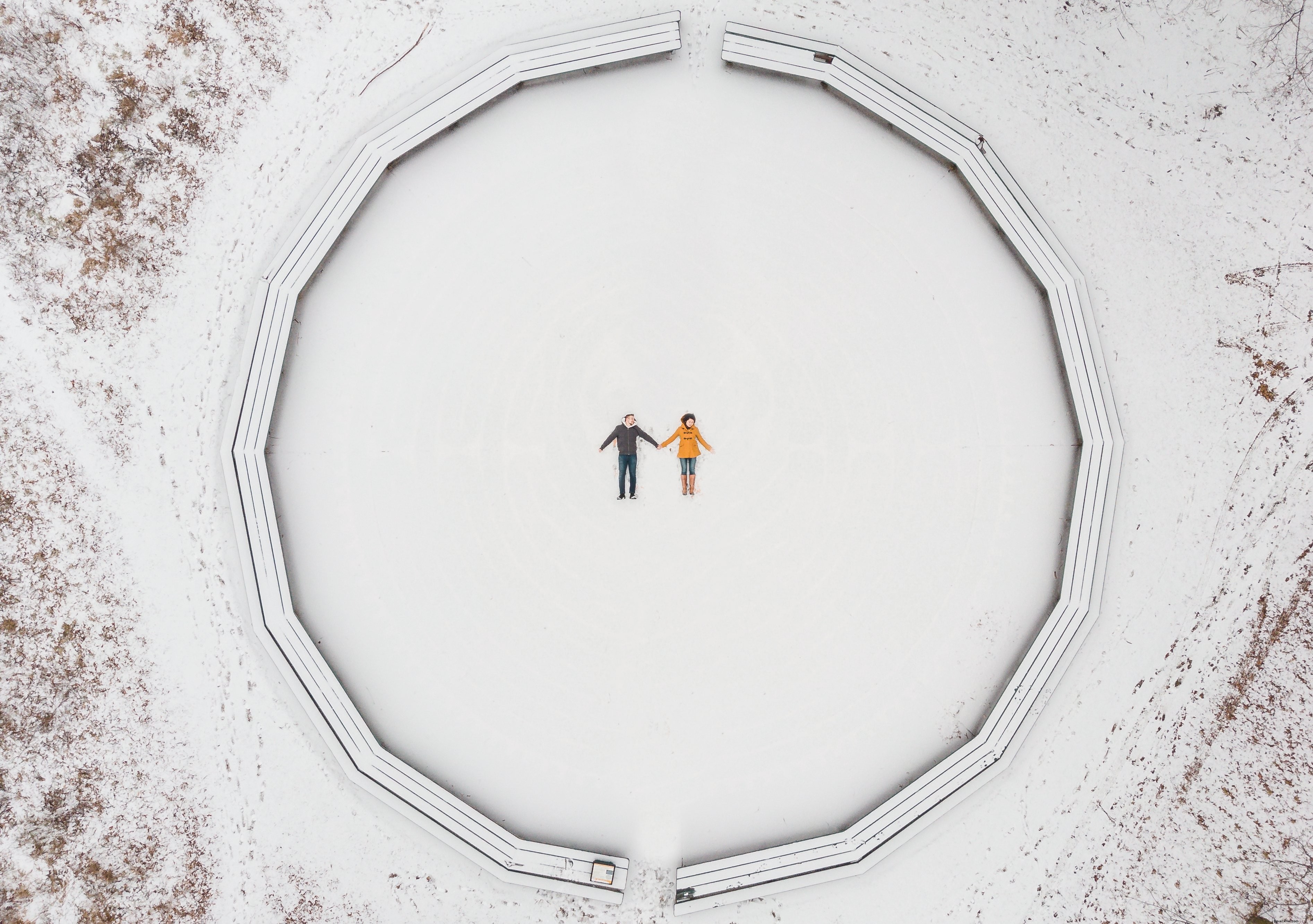Vue aérienne d un couple créant des anges dans la neige