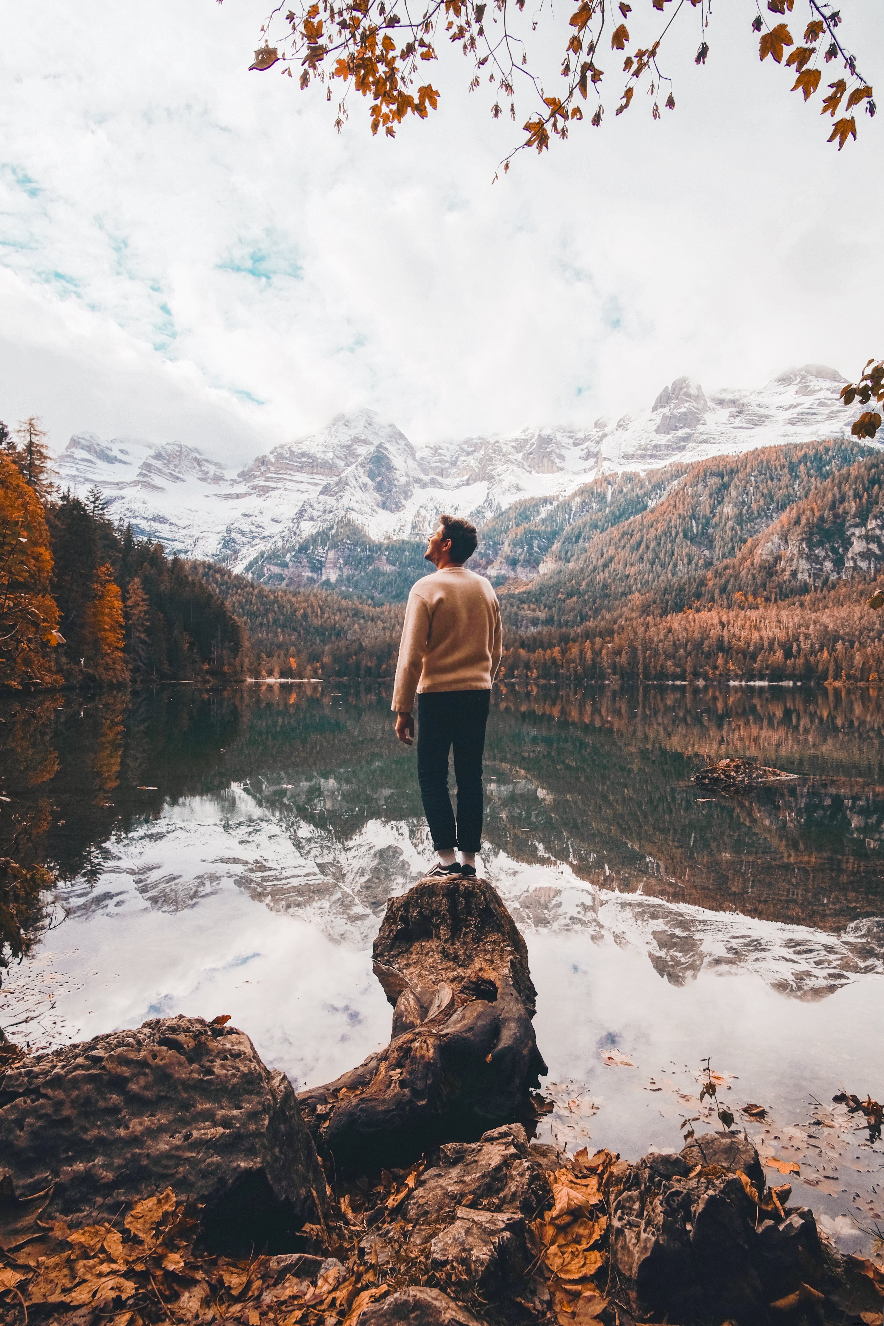 Photo d une personne contemplant les montagnes blanches en automne