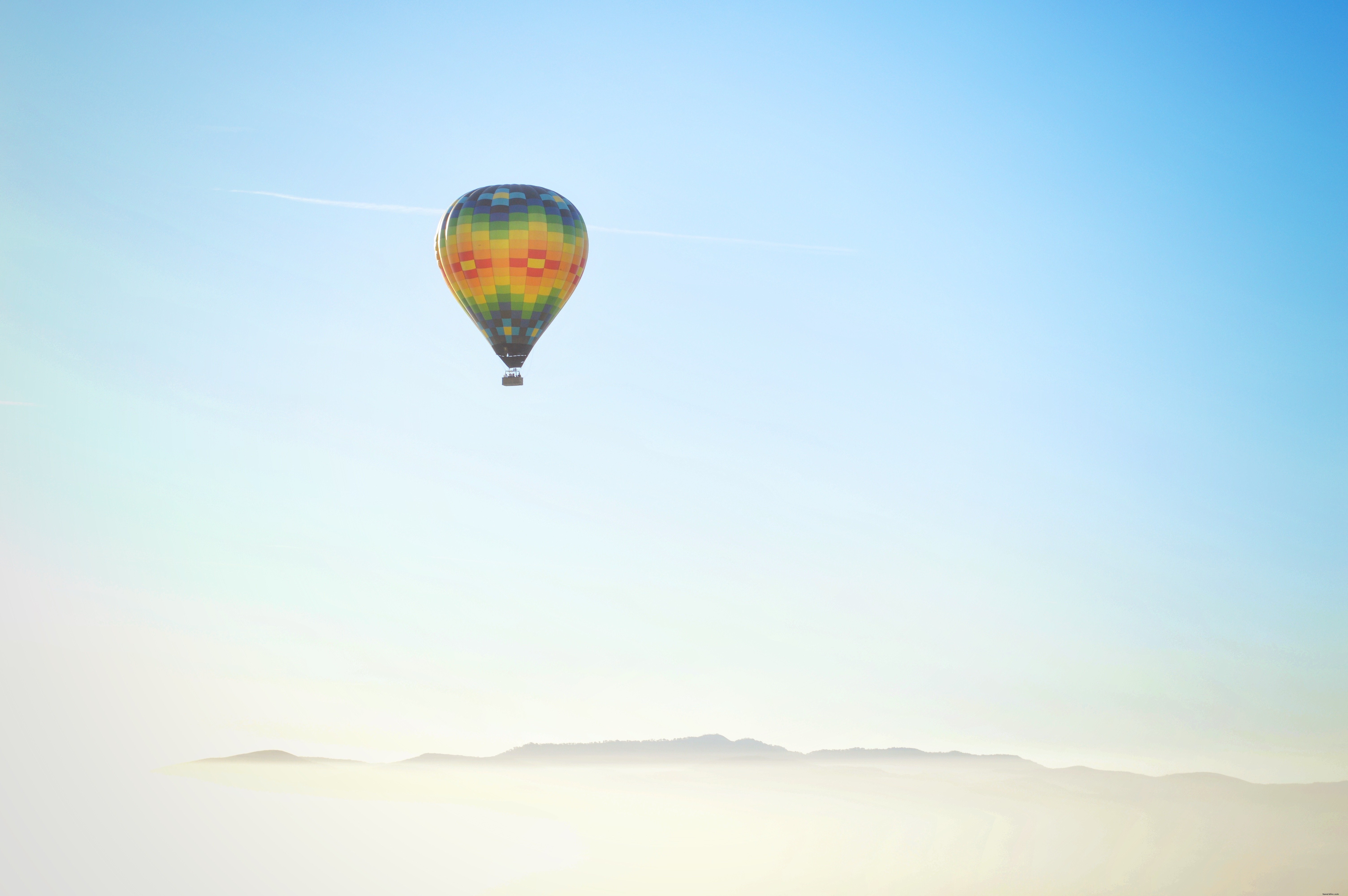 Photo d une montgolfière s élevant dans l atmosphère