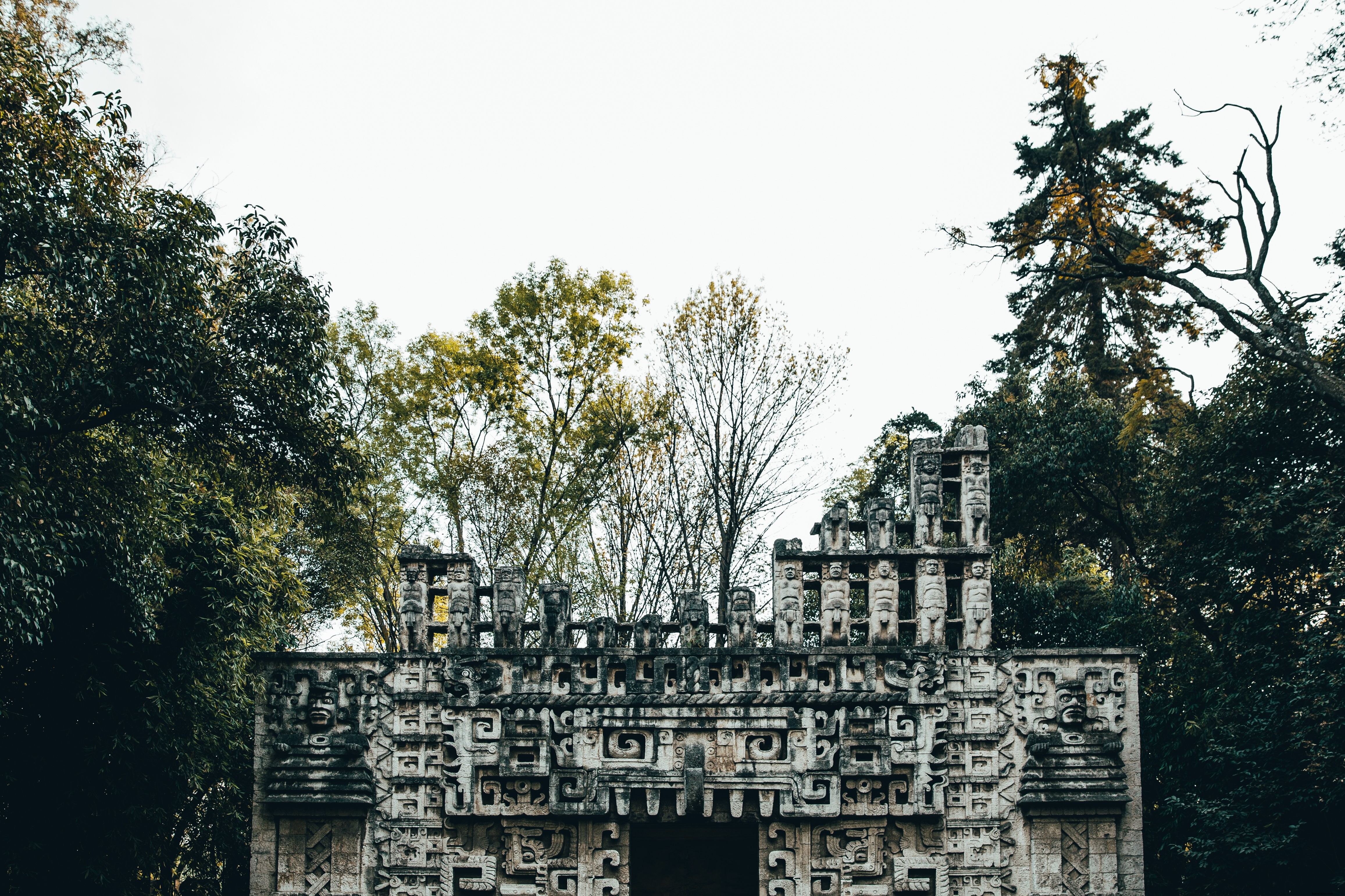 Photo d un temple antique parmi les arbres
