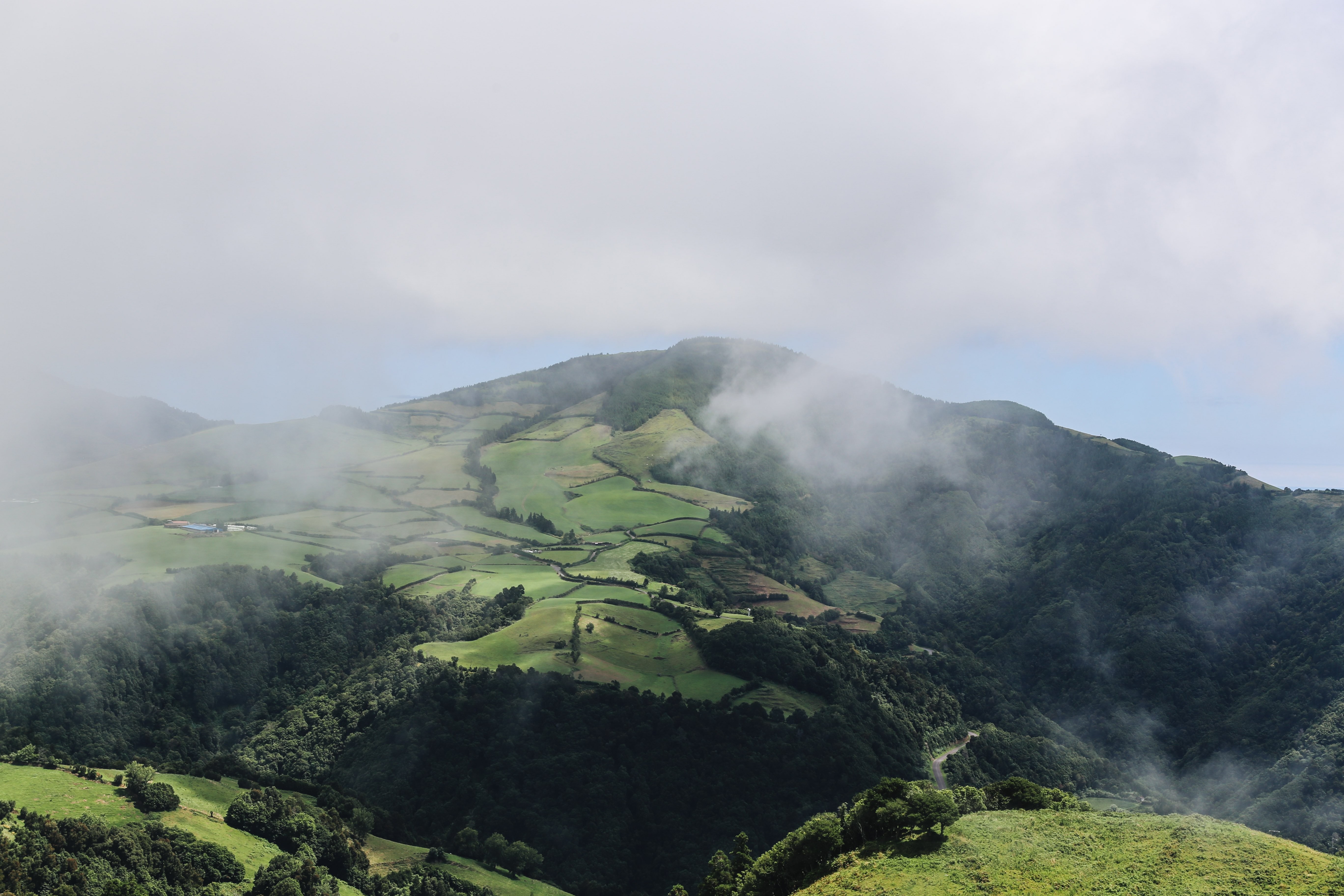 La brume enveloppe le premier plan du paysage