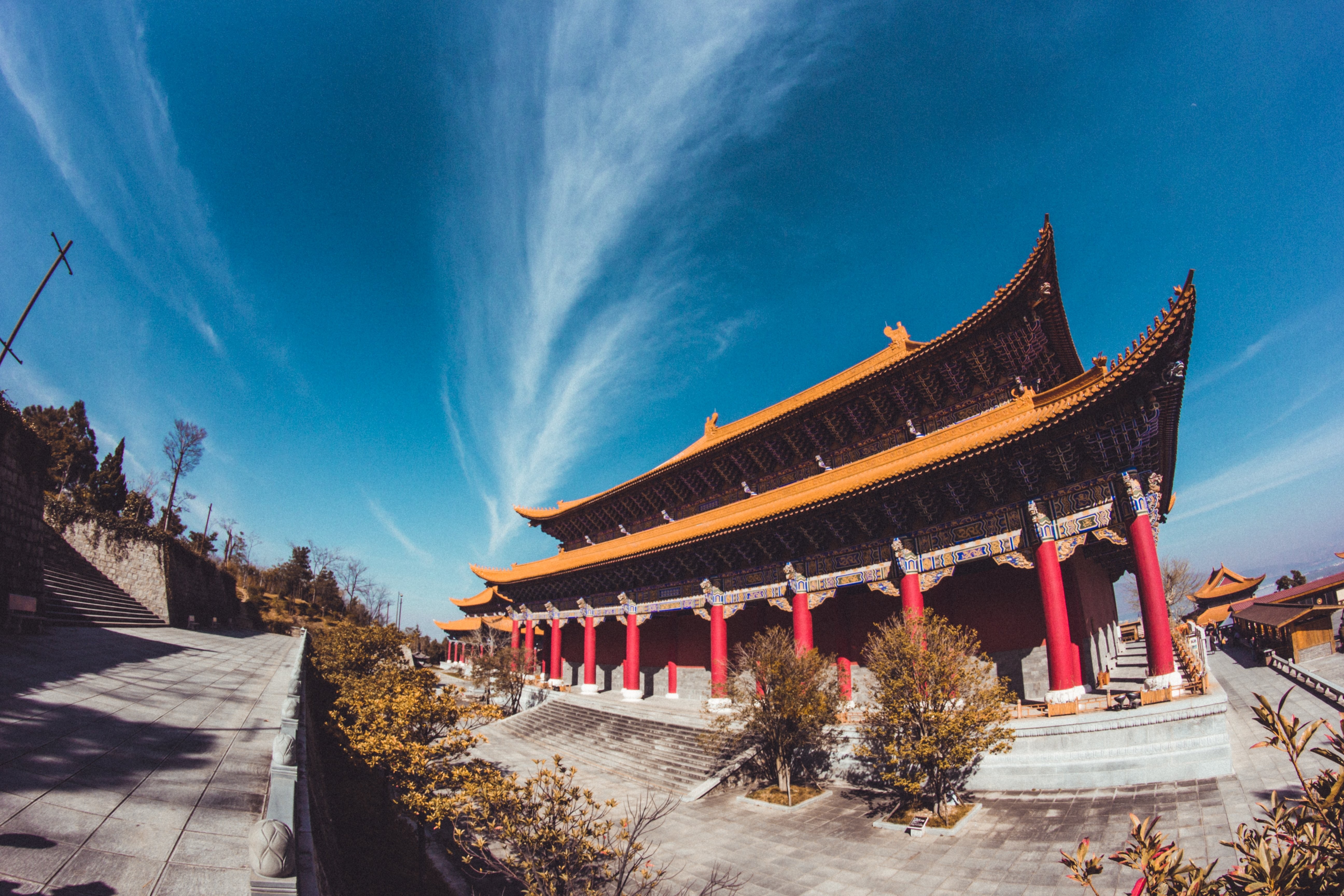 Photo en grand angle du temple chinois