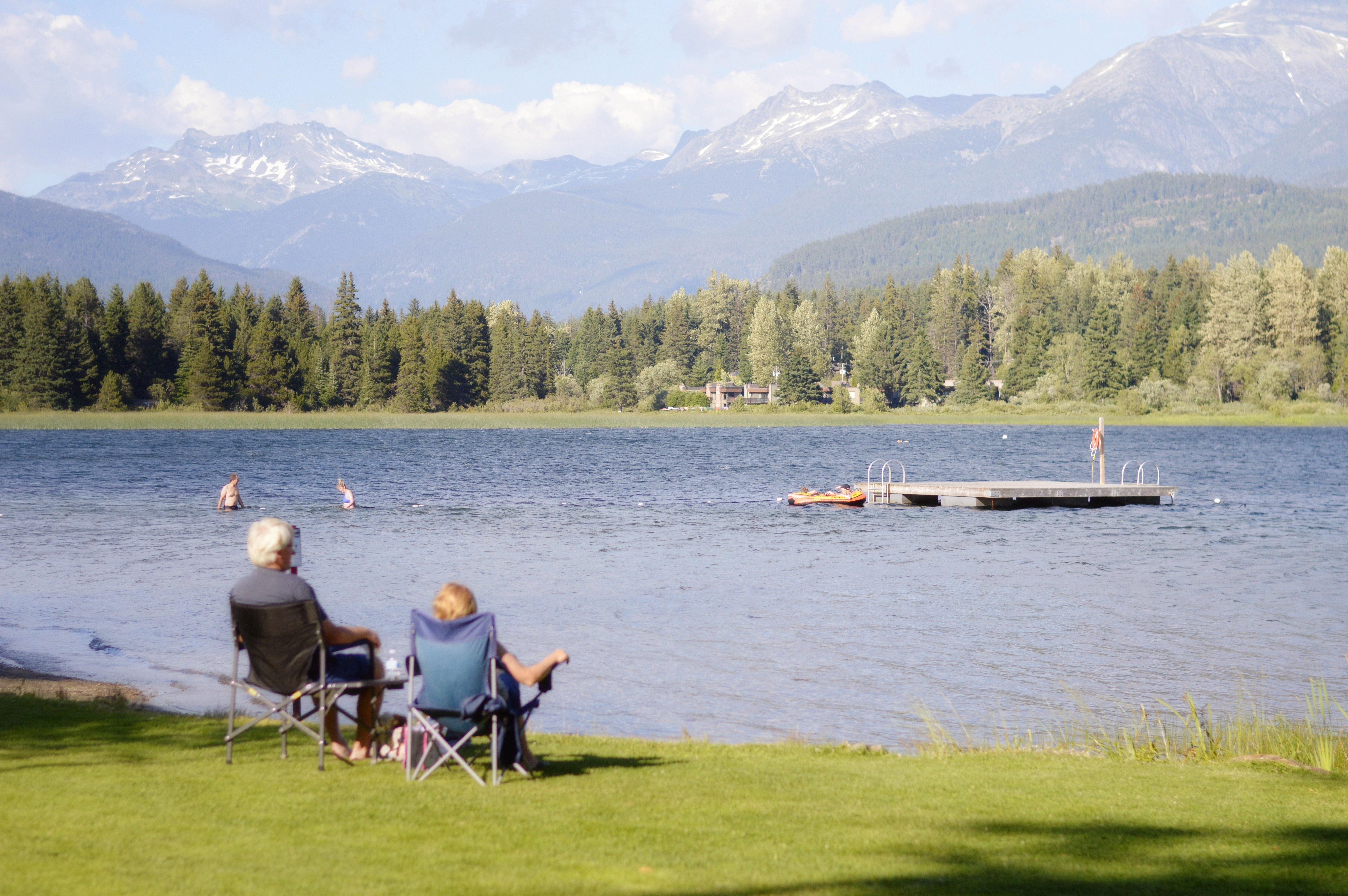 Un couple s’assoit au bord du lac pour profiter de la vue