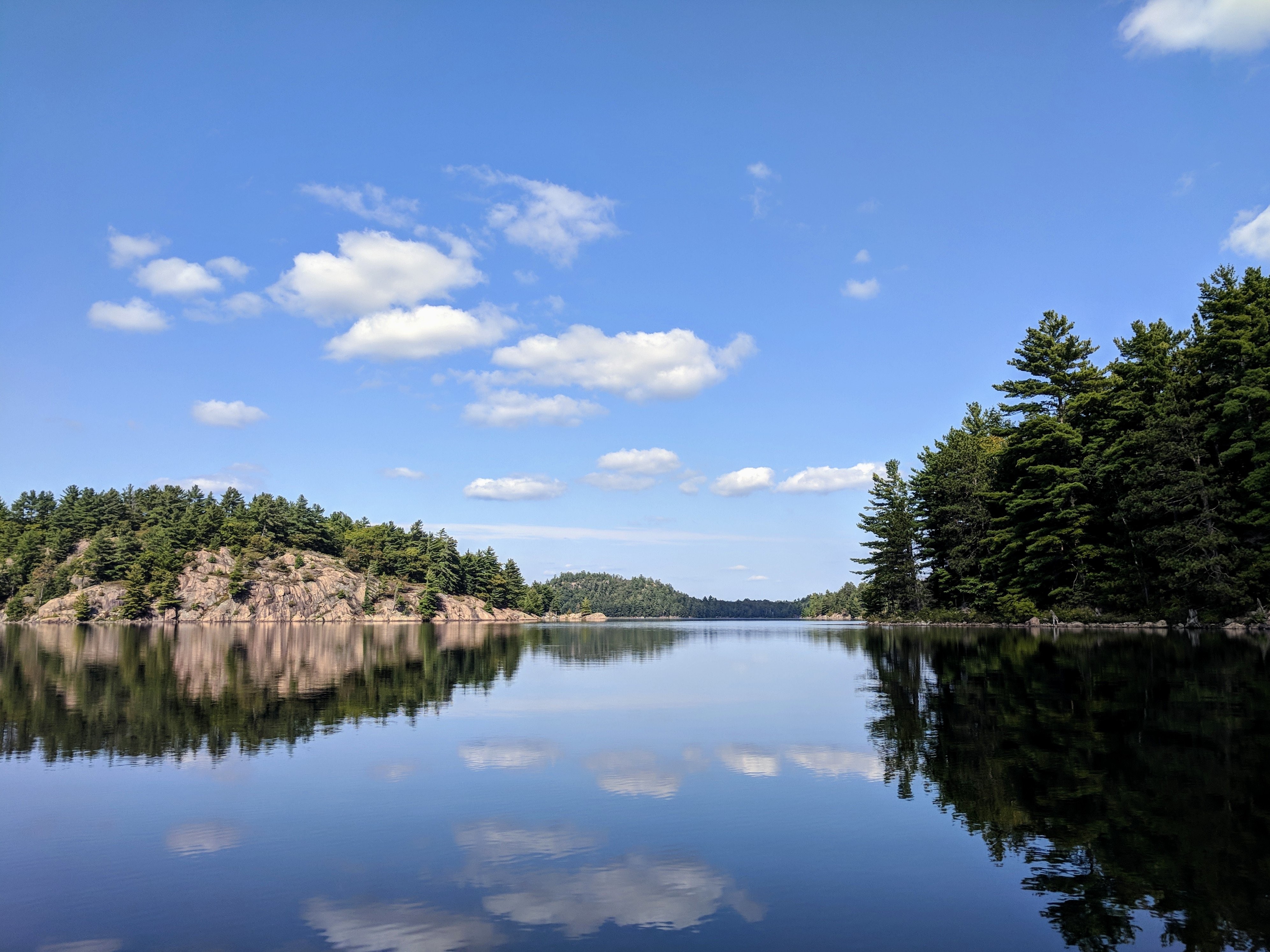 Rochers et arbres reflétés sur le lac paisible