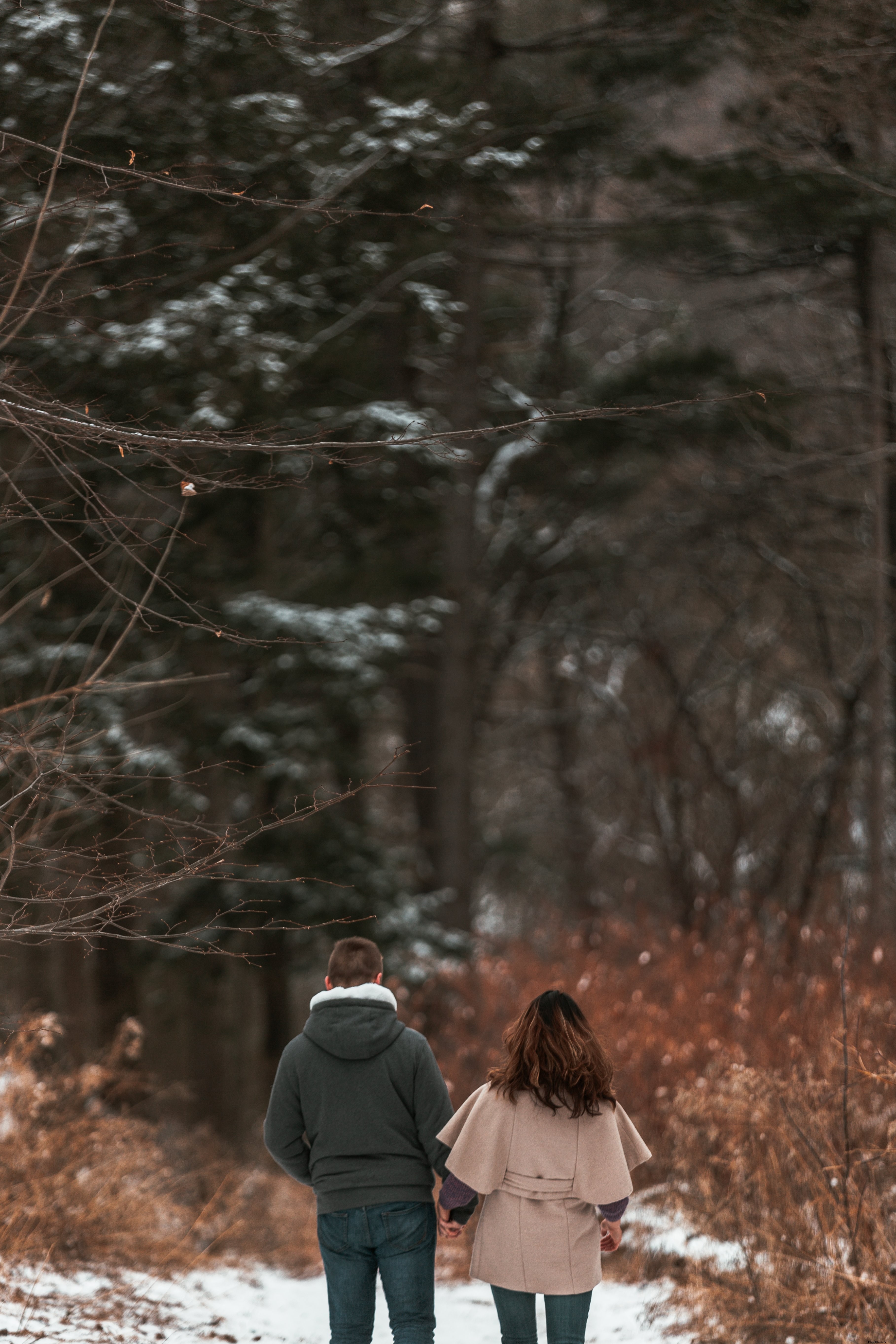 Photo d’un couple profitant d’une marche rapide à travers les bois