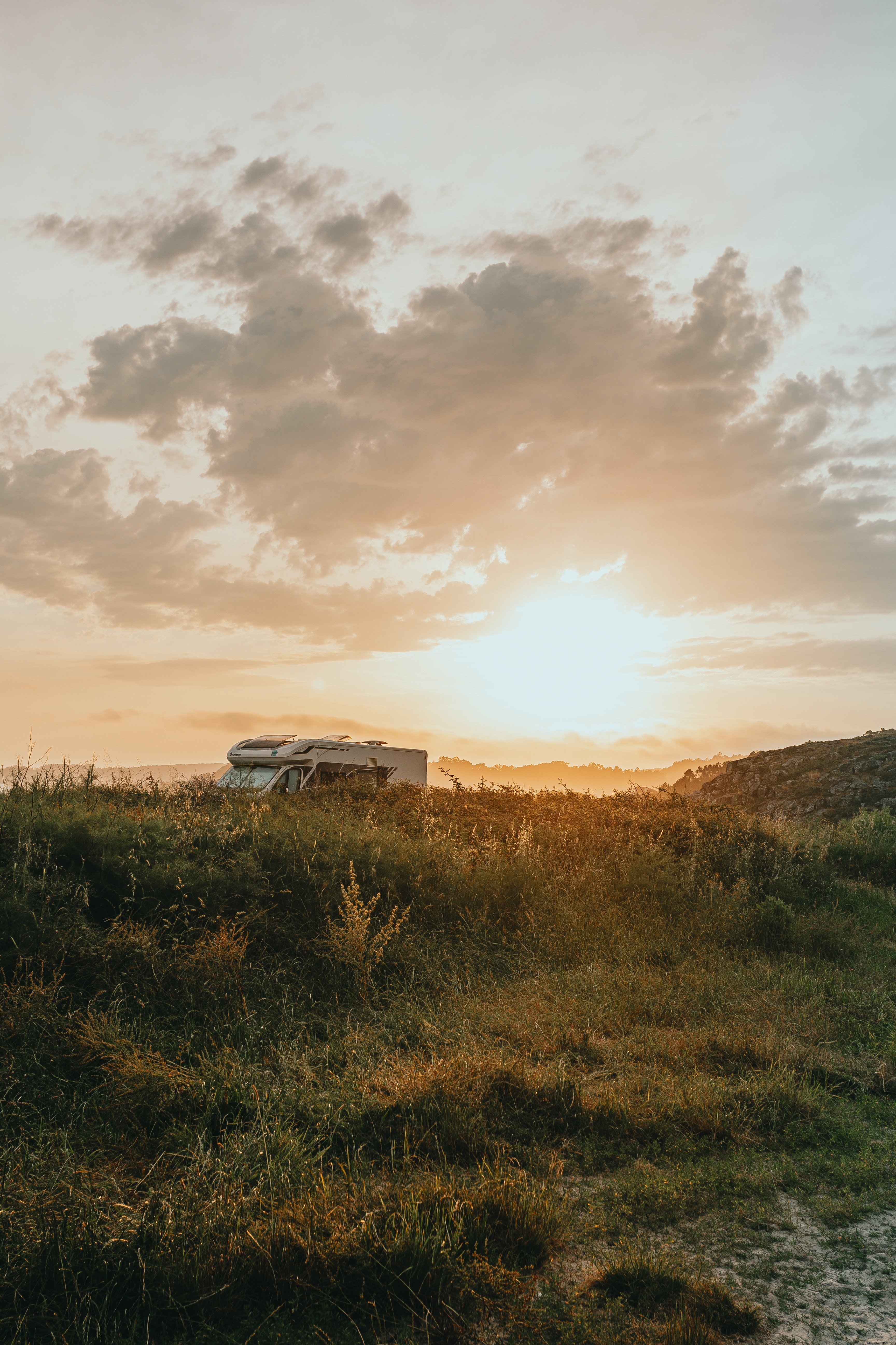 Photo d un camping-car au lever du soleil