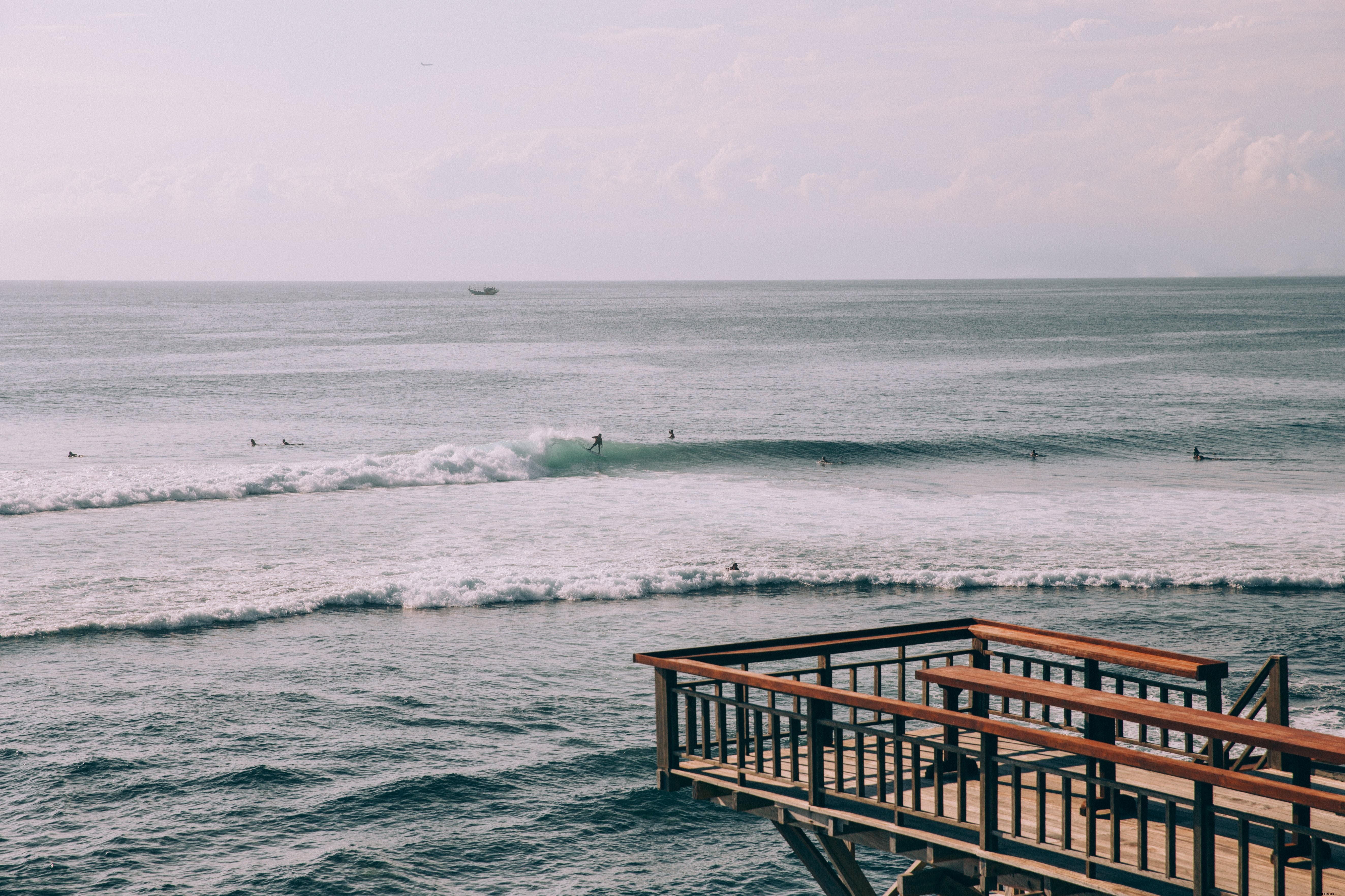 Photo de surfeurs passionnés dans le berceau des vagues douces et roulantes