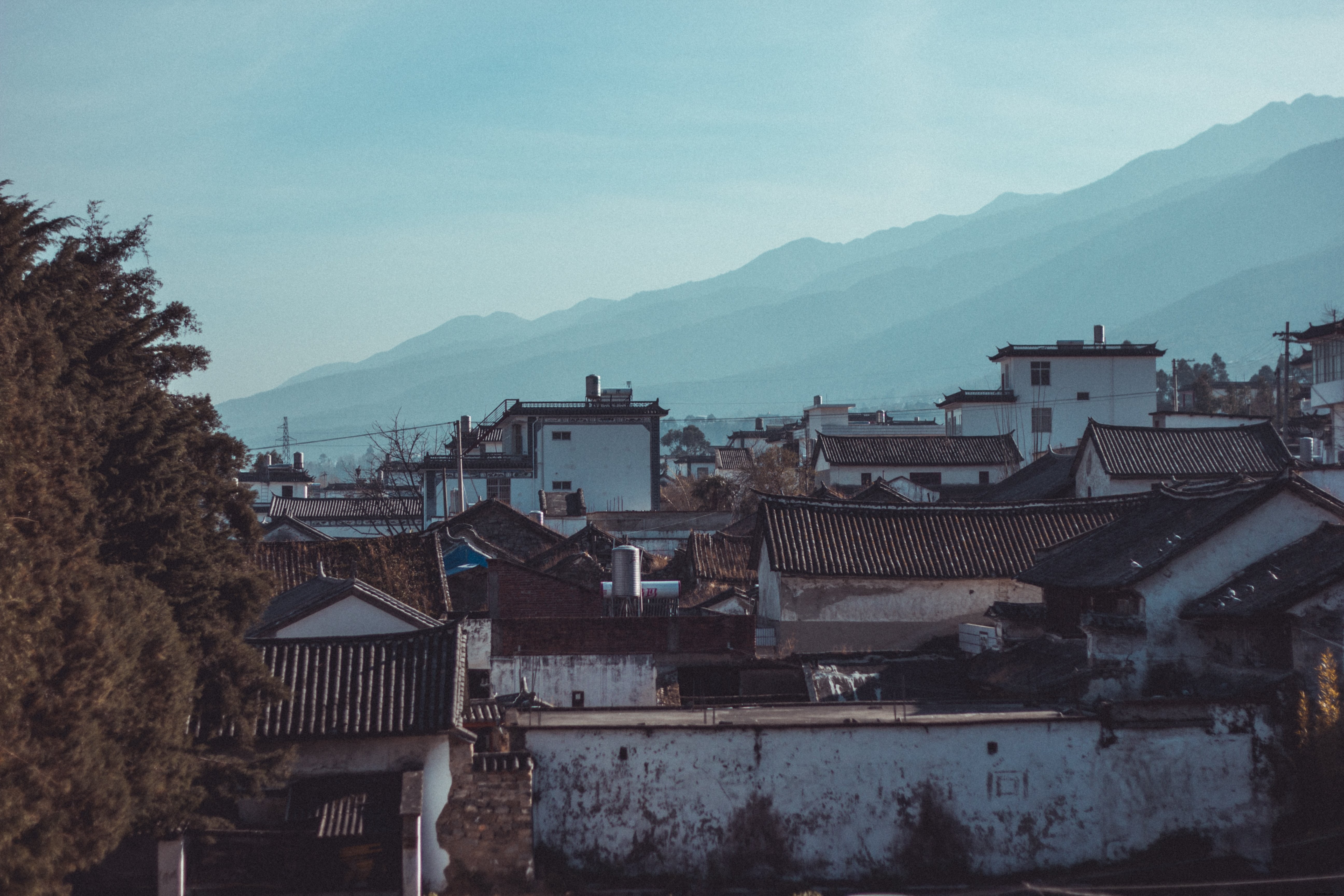 Village chinois niché sur la colline – Photo