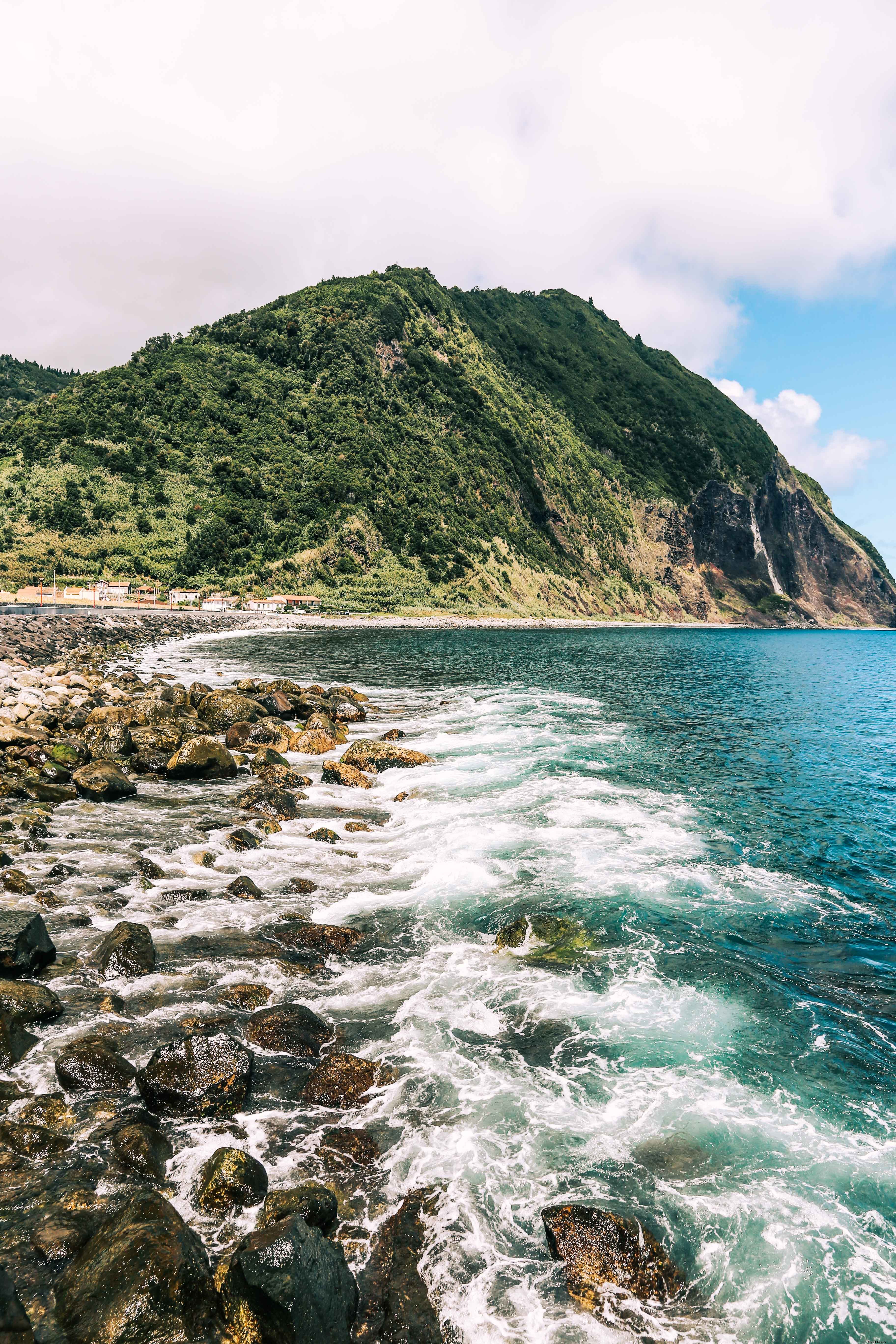 Photo : Le clapotis des vagues au pied de la montagne