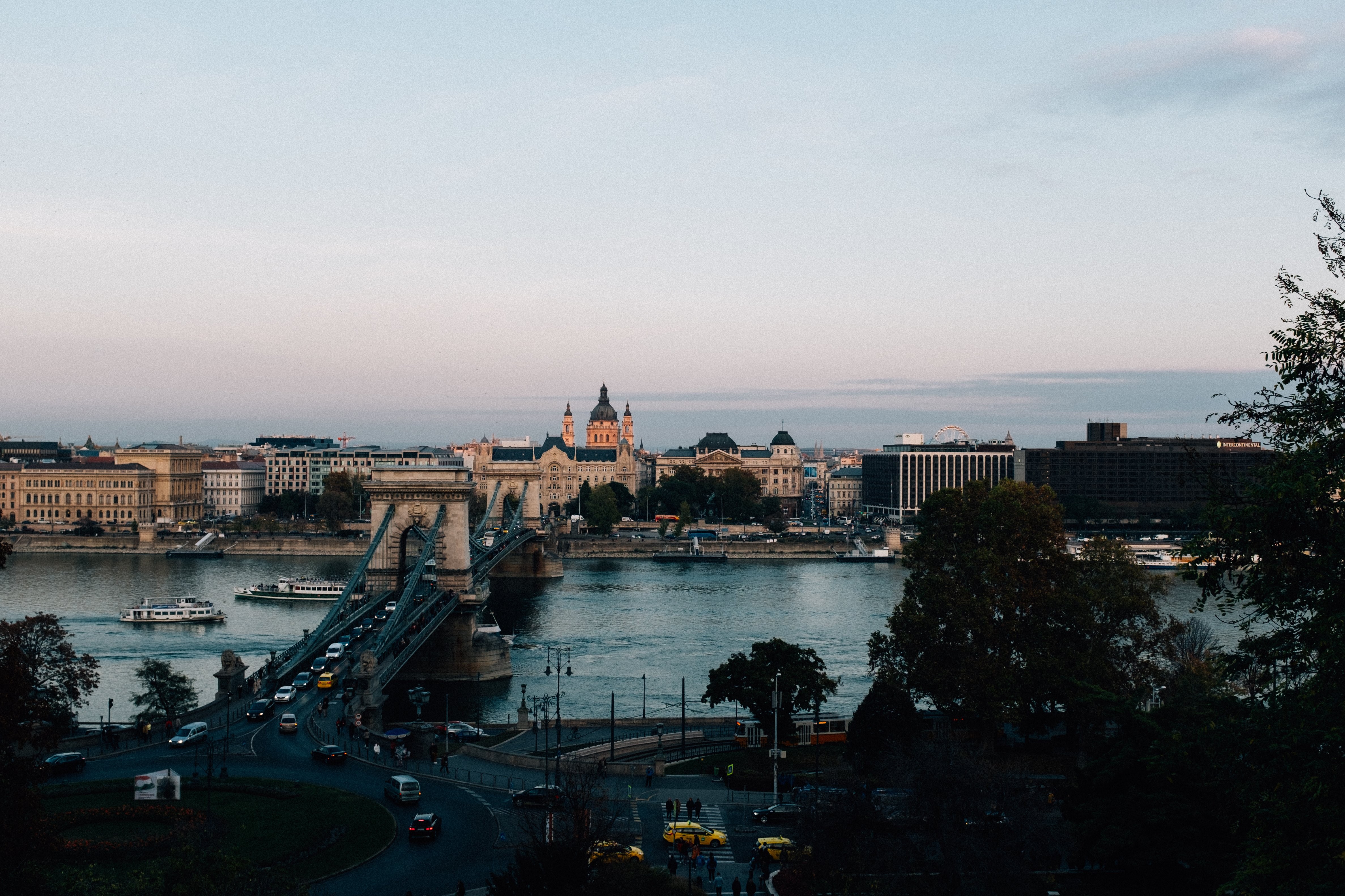 Photo d’une ville pittoresque au coucher du soleil