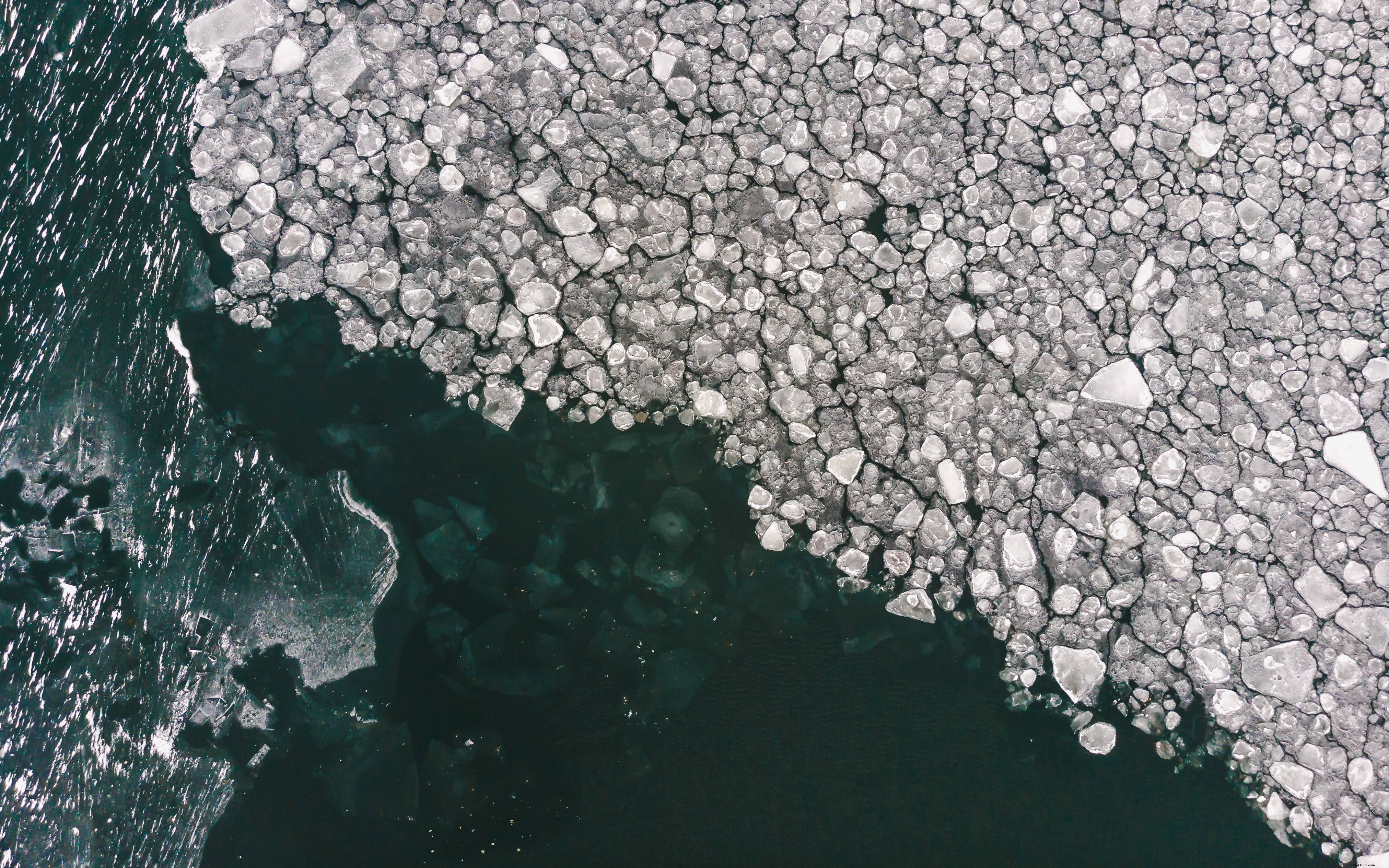 Photo : la glace se fissure à la surface de l eau