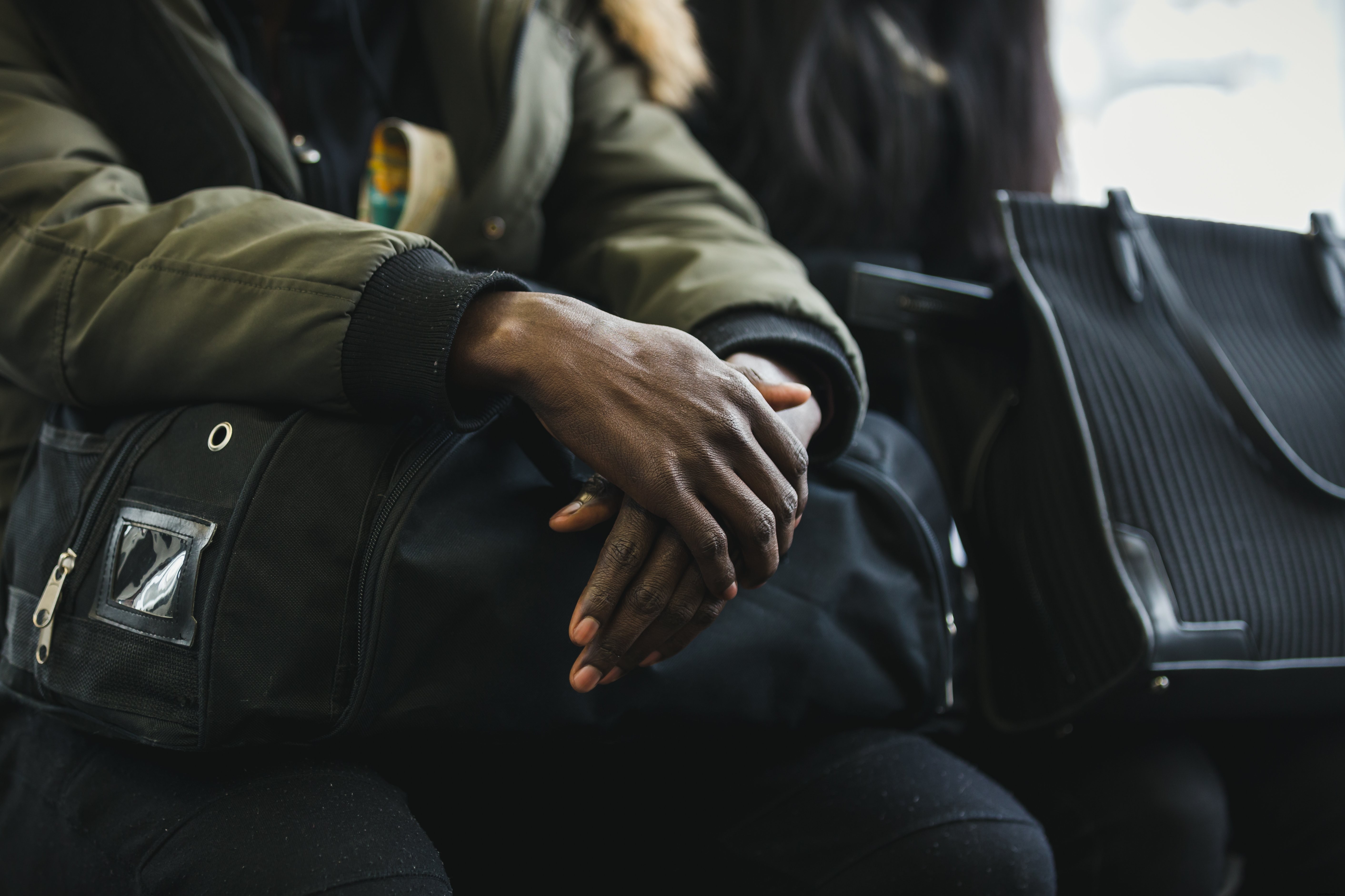 Photo de transit – mains croisées