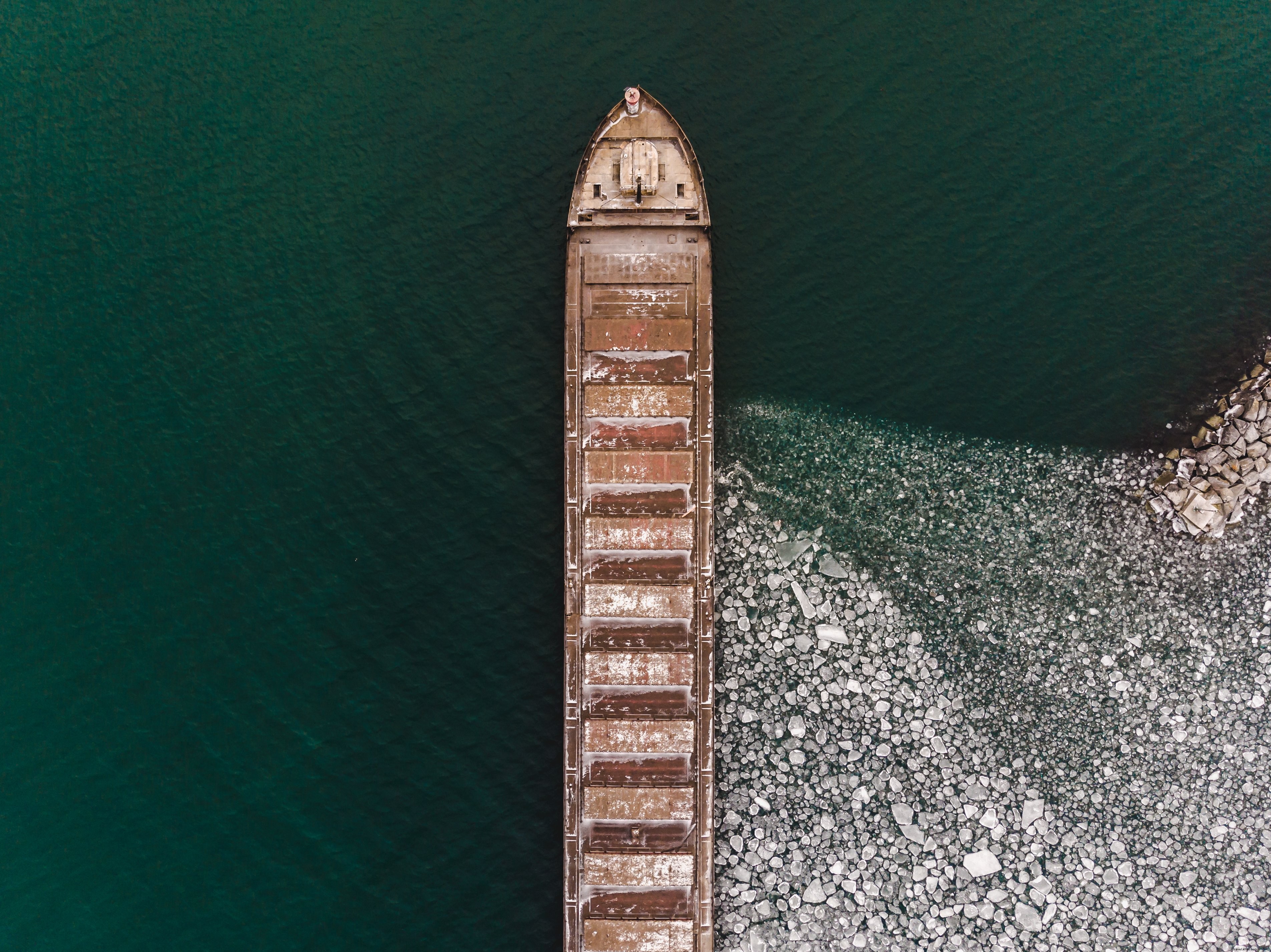 Photo aérienne d un bateau sur l eau glacée