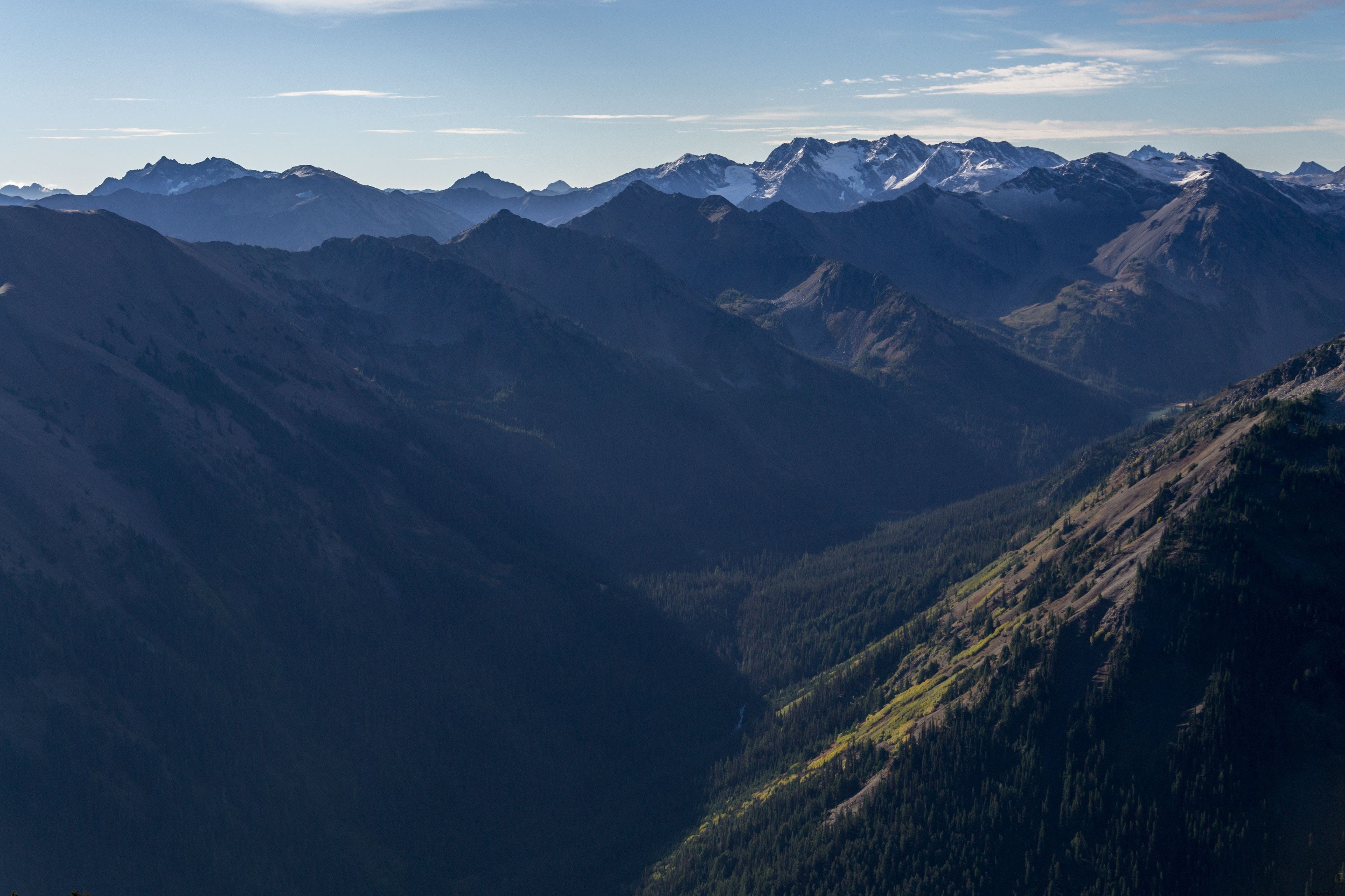 Le soleil illumine les sommets des montagnes