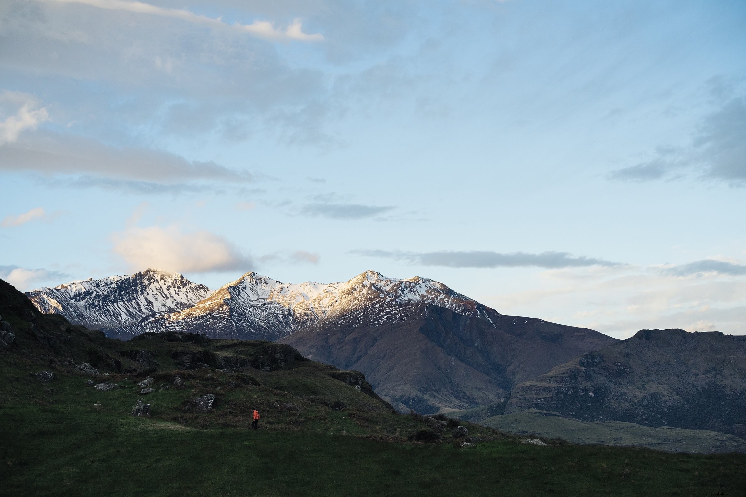 Photo de randonneurs près des montagnes enneigées