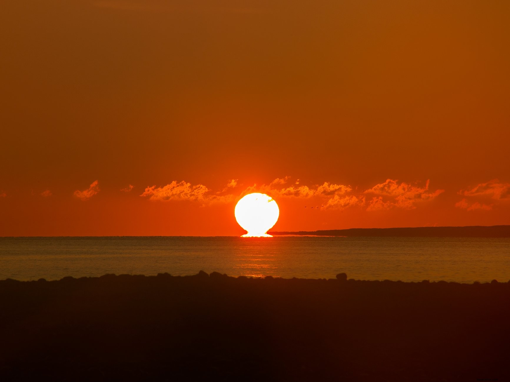 Coucher de soleil rouge profond à l horizon