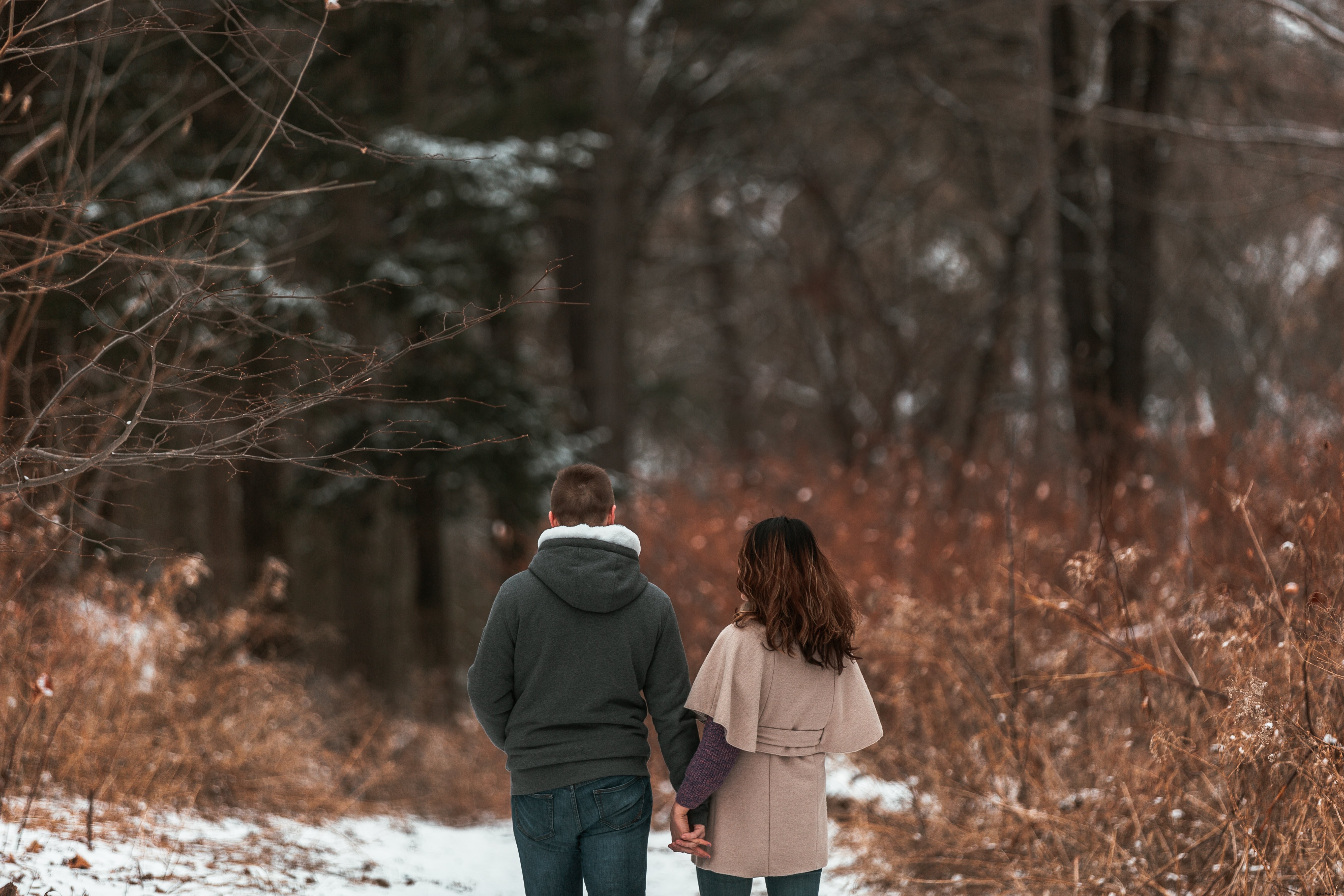 Gros plan d un couple se promenant en hiver