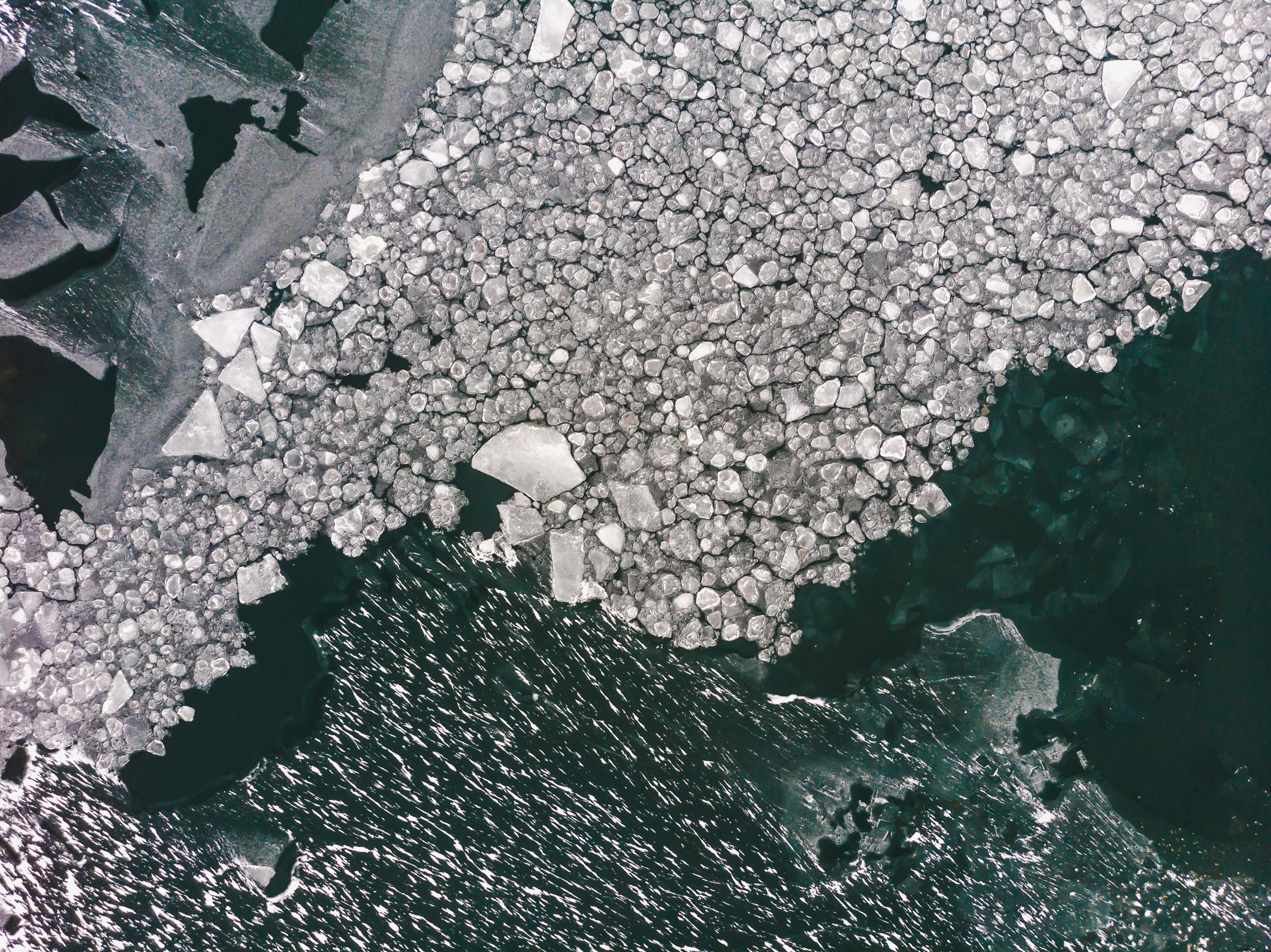 La glace se fissure à la surface de l eau