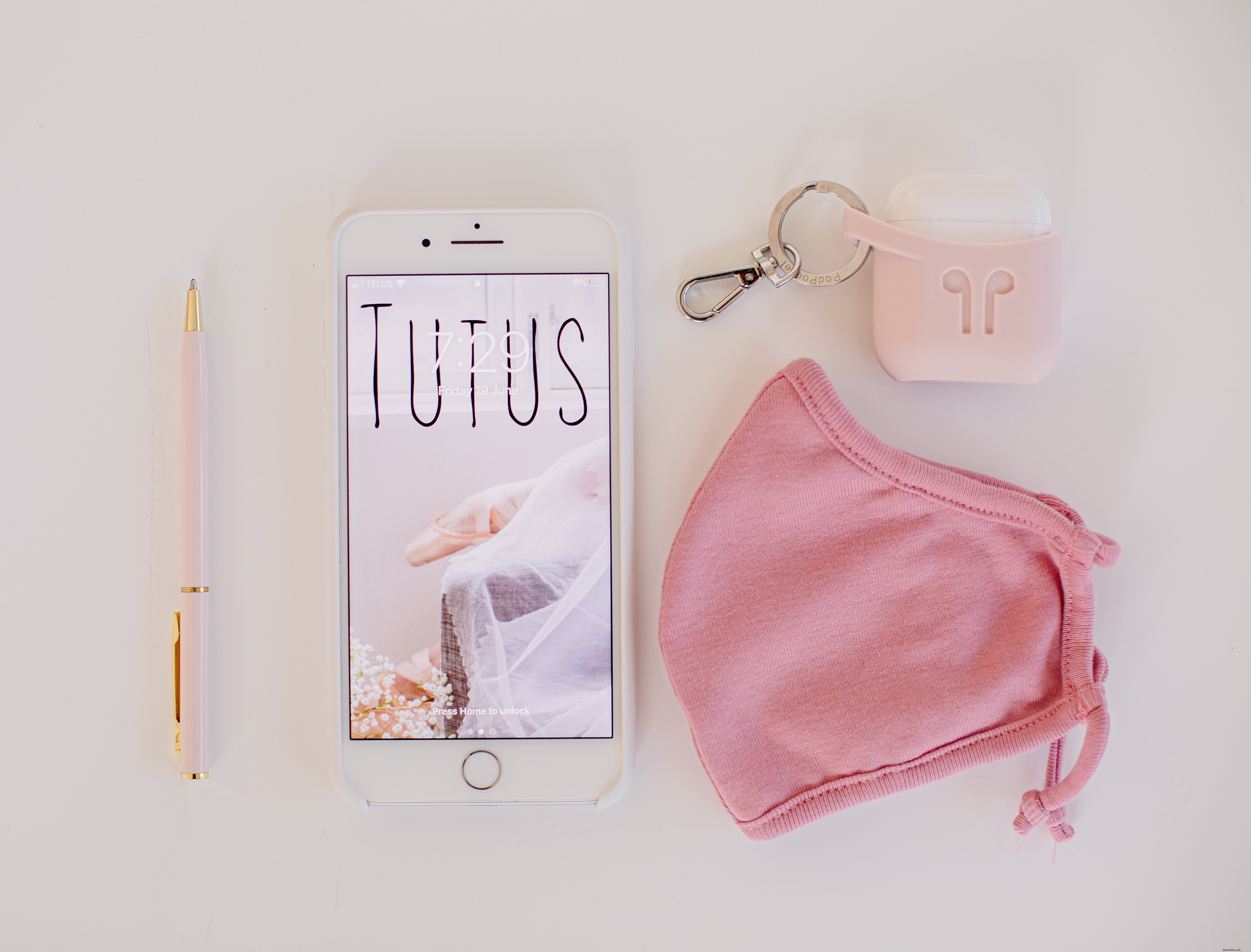 Flatlay : téléphone et accessoires de voyage