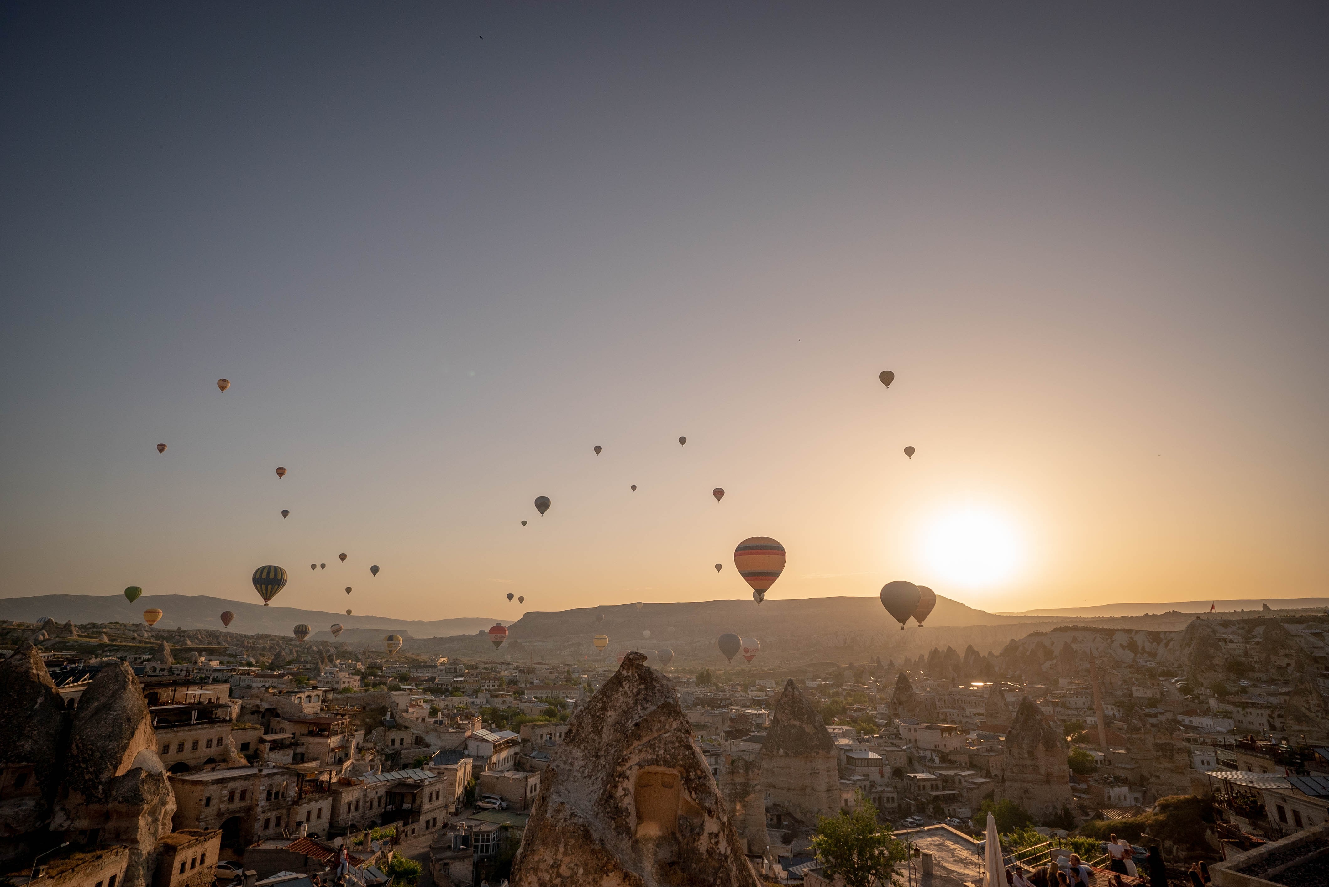 Photo de montgolfières traversant l horizon